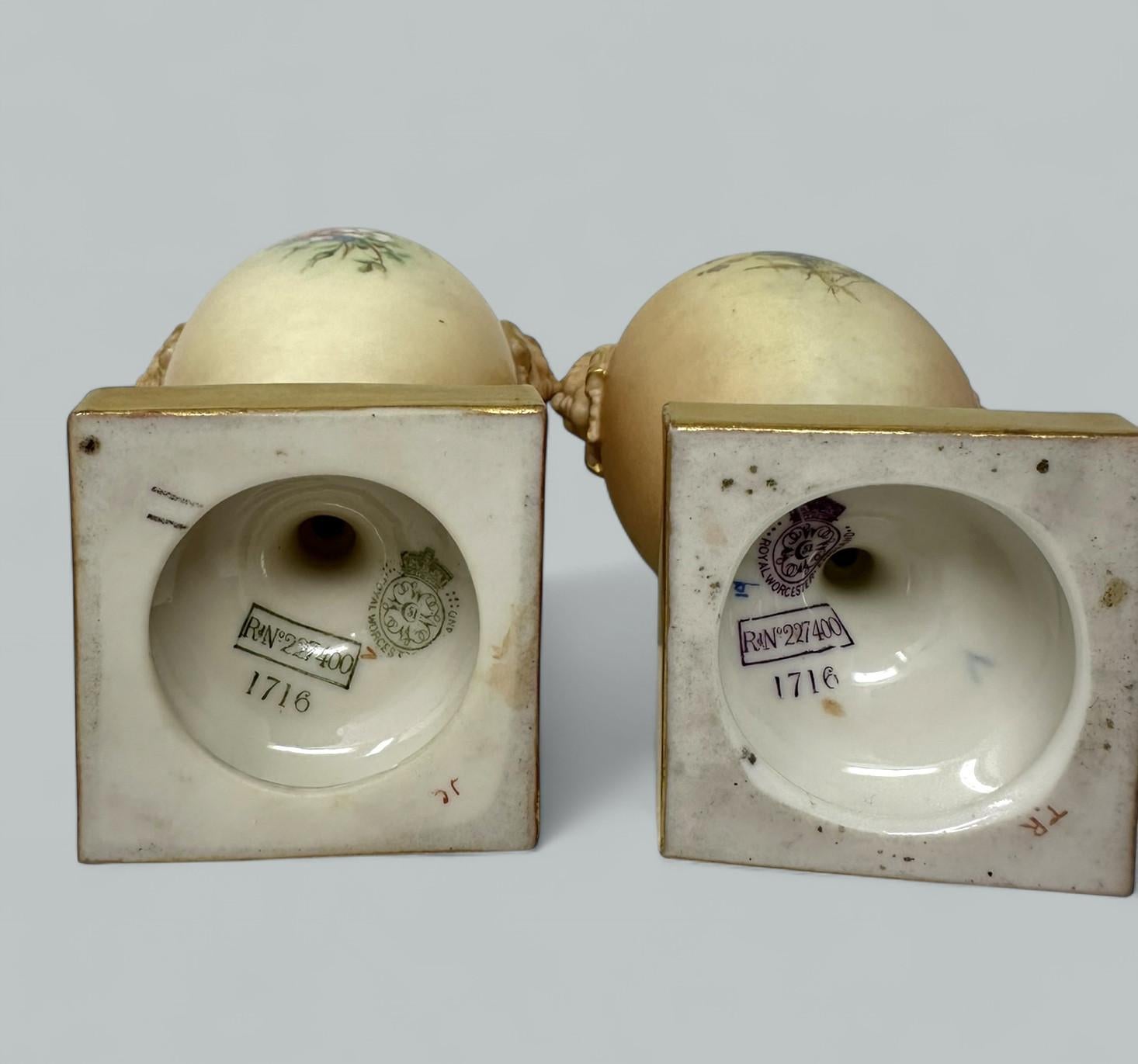 Antica coppia inglese Royal Worcester Blush Urns Vases Centerpieces Still Life in vendita 2