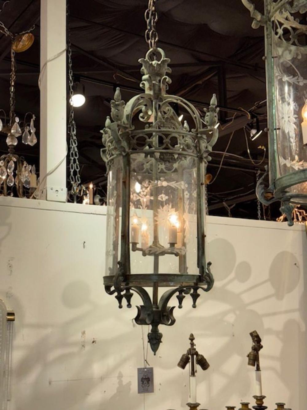 Questa antica lanterna inglese in ferro patinato con vetro acidato è un pezzo unico e affascinante che mostra un'intricata lavorazione artigianale e un fascino vintage. La lanterna presenta un bellissimo vetro acidato che aggiunge un tocco di