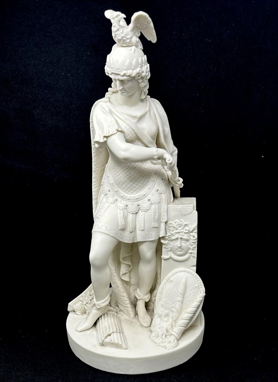 Une imposante figure de Persée en porcelaine anglaise non émaillée, fermement attribuée à Minton et modelée par Victor Simyan, un sculpteur français qui s'est installé en Angleterre vers 1860. Il a dessiné plusieurs figurines pour Minton. Troisième