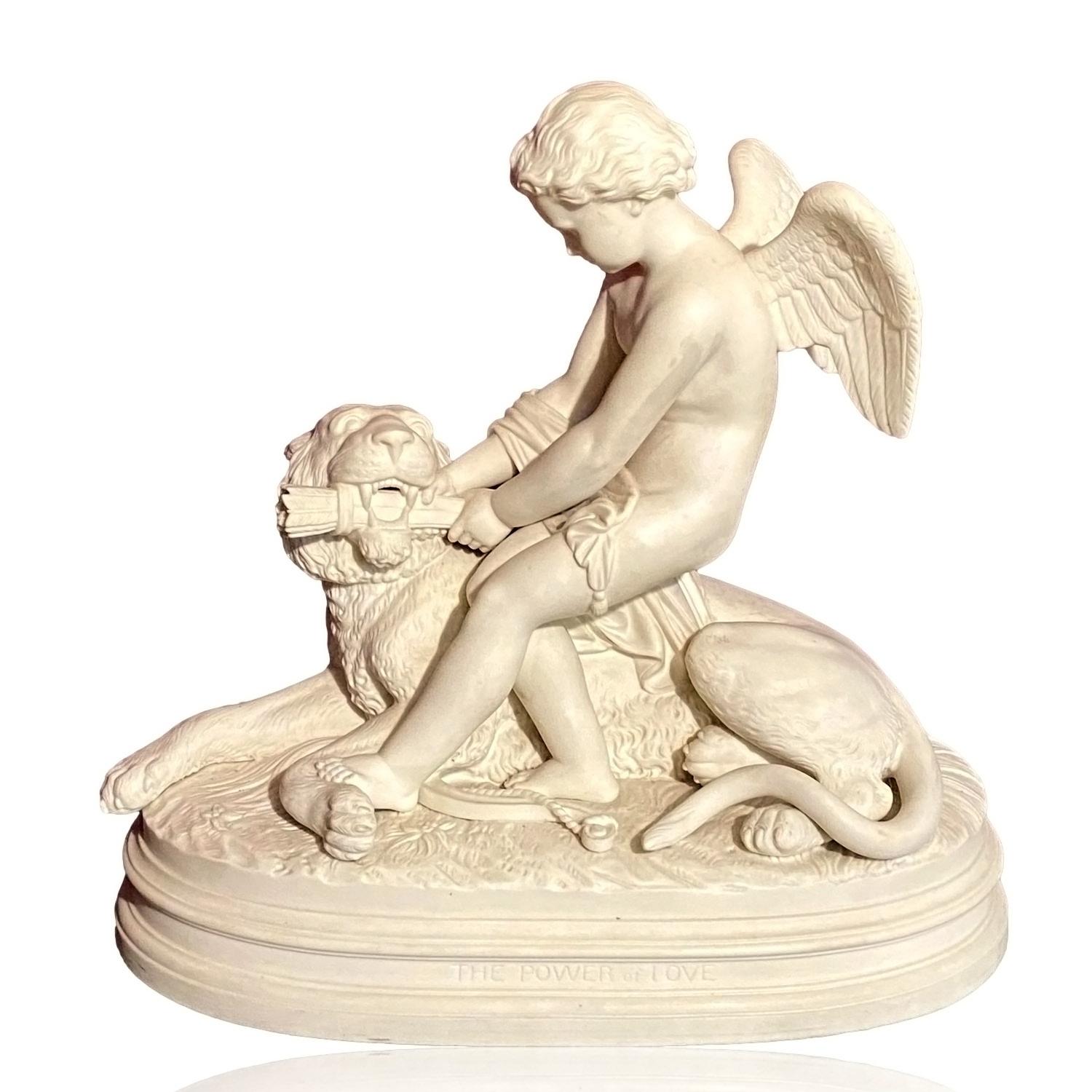 CON CUPIDO SU UN LEONE

Dalla nostra collezione di sculture, siamo lieti di offrire questa rara figura in ceramica parigina inglese. La figura in Parian Ware, di buone dimensioni, poggia su una base ovale incavata con una scena ben dettagliata di