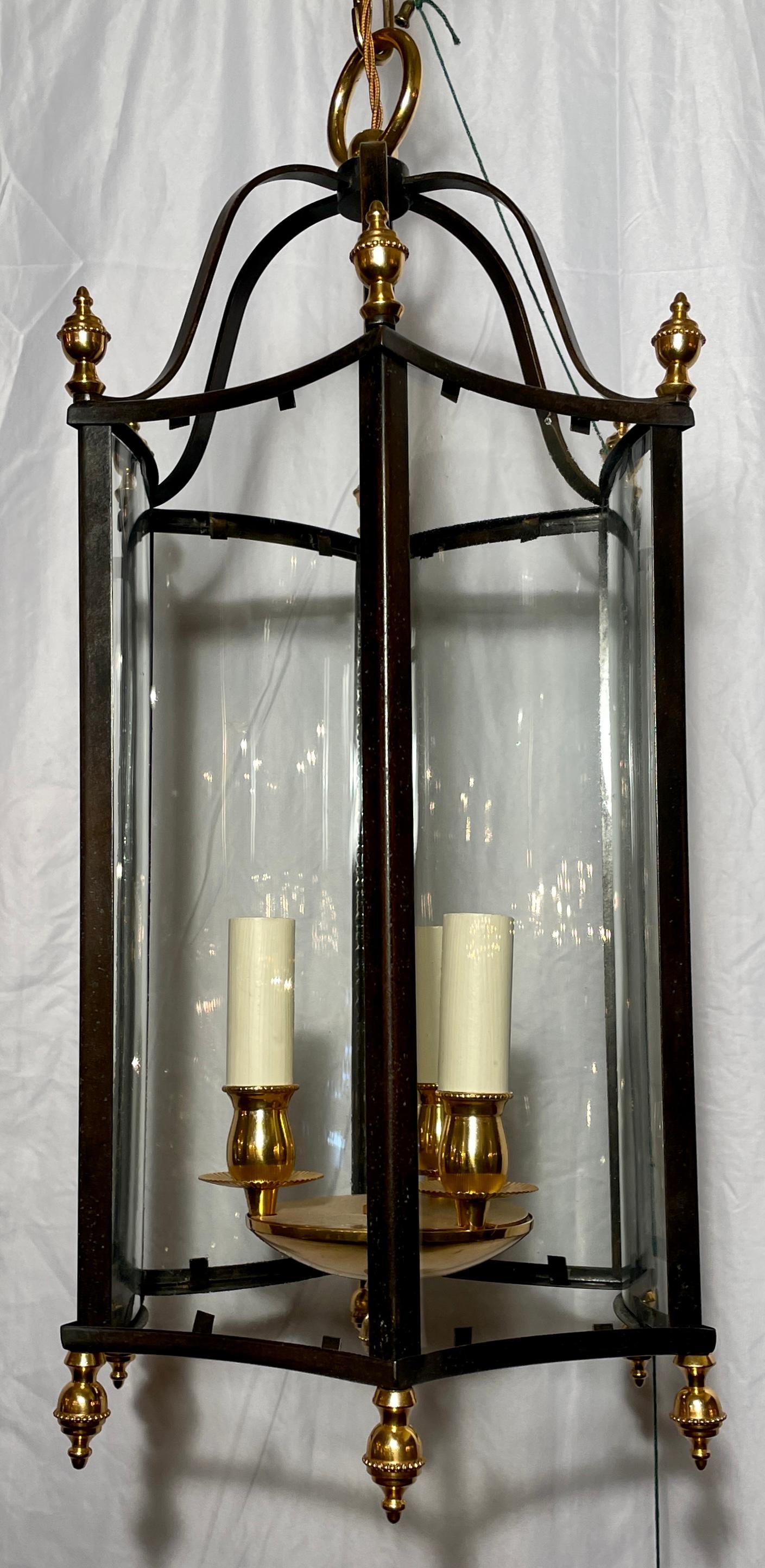 Lanterne anglaise ancienne en bronze patiné et bronze doré, Circa 1920-1940.