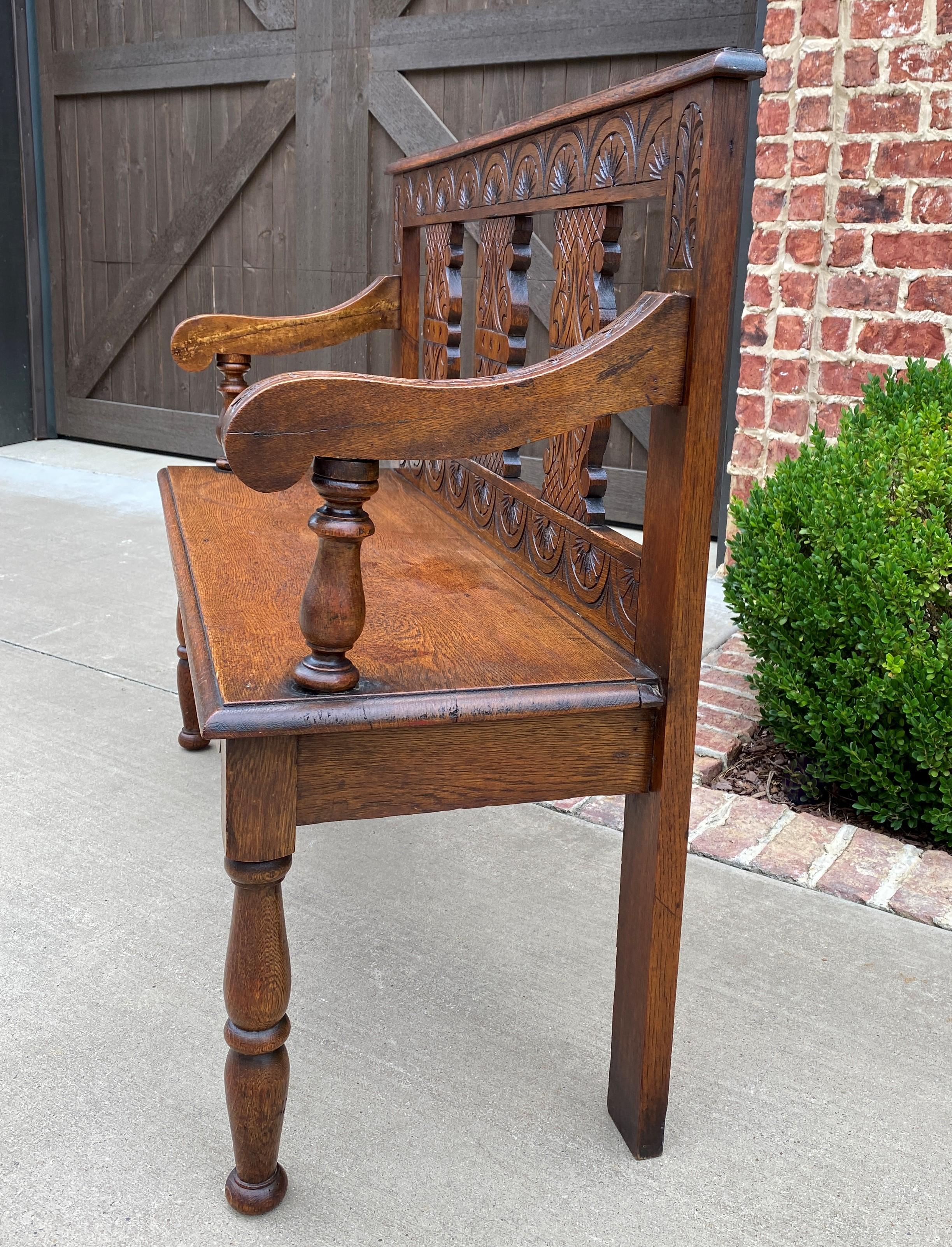 Antique English Petite Bench Settee Hall Entry Bench Banquette Oak 19thC In Good Condition In Tyler, TX