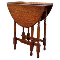 Petite table anglaise d'antiquités ovale en chêne tourné avec pieds en forme de feuilles tombantes, vers 1930