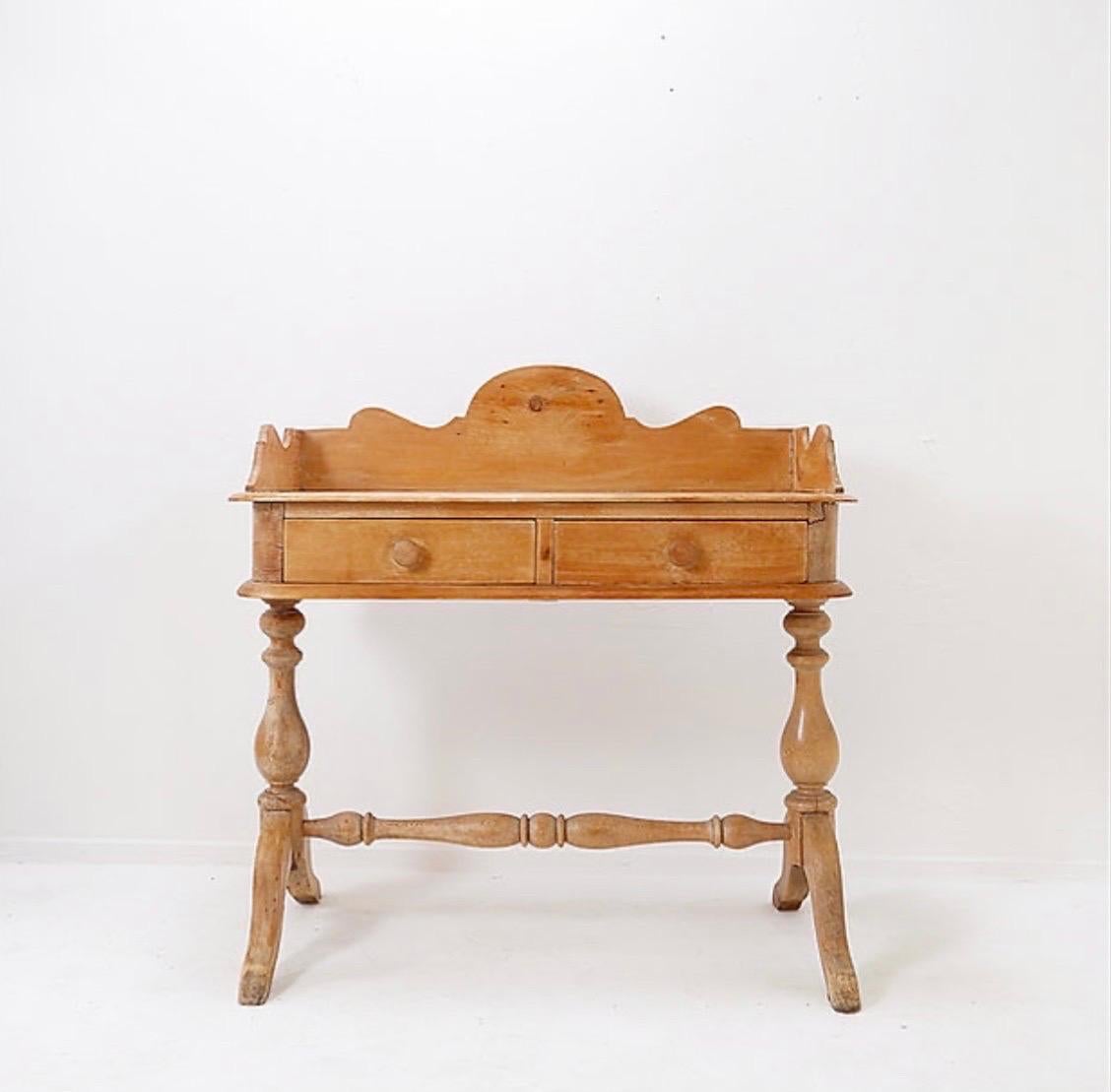 Antica scrivania a 2 cassetti in pino inglese - anni '50

Usura coerente con l'età e l'uso.

Antico - Decorazione - 20