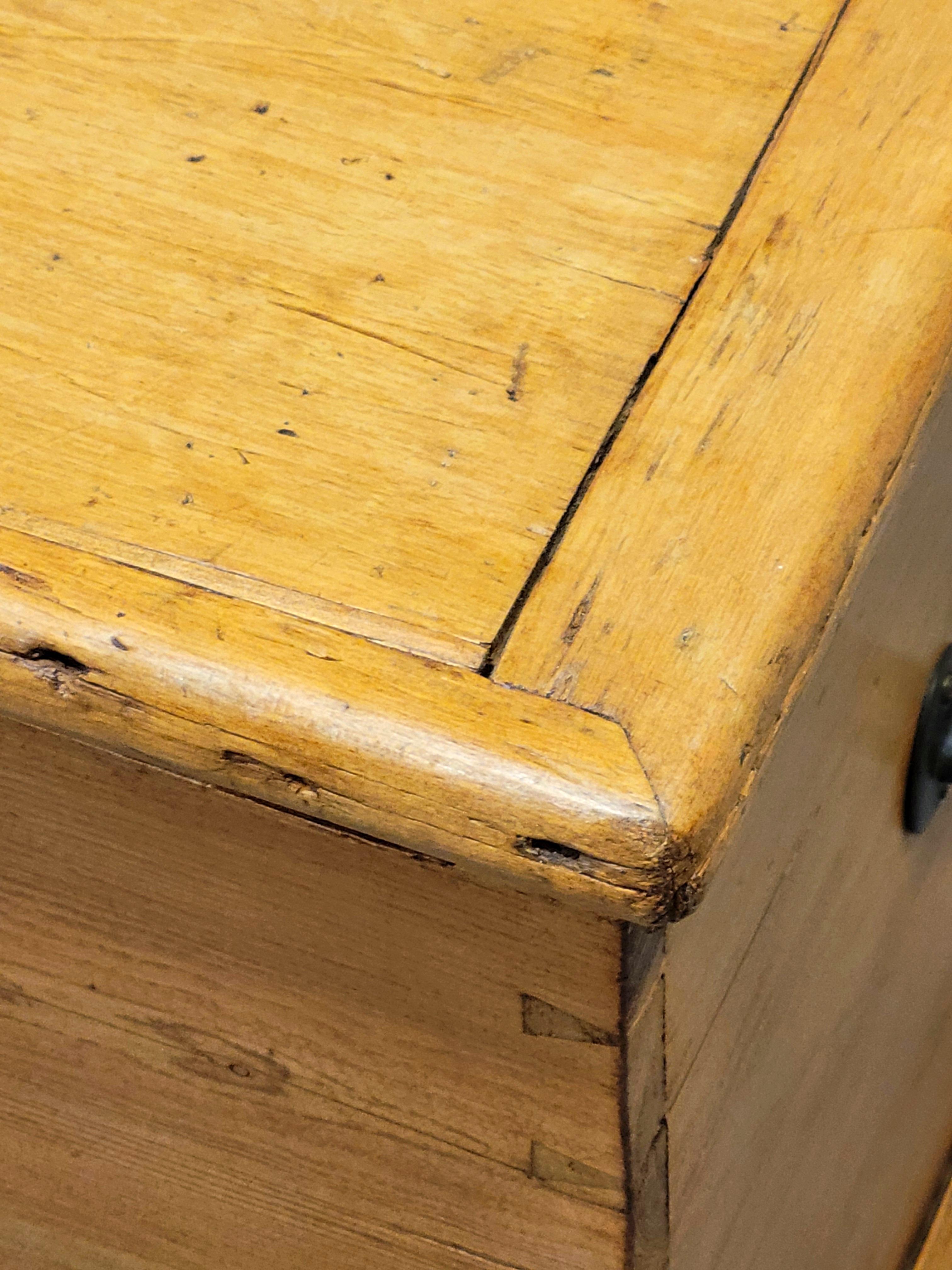 Antike englische Kiefer-Decken-Kommode mit Schublade im Angebot 2