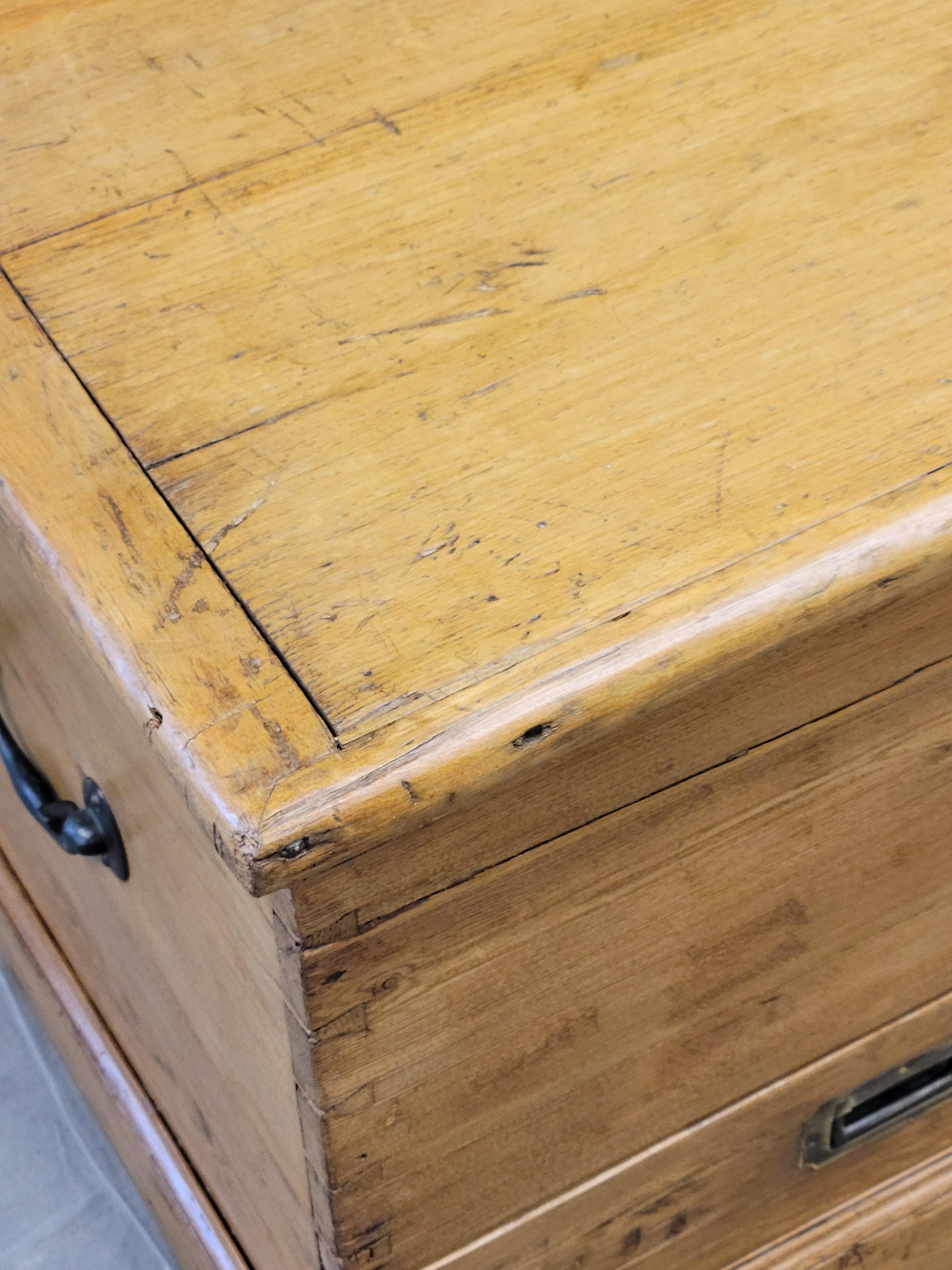 Antike englische Kiefer-Decken-Kommode mit Schublade im Angebot 7