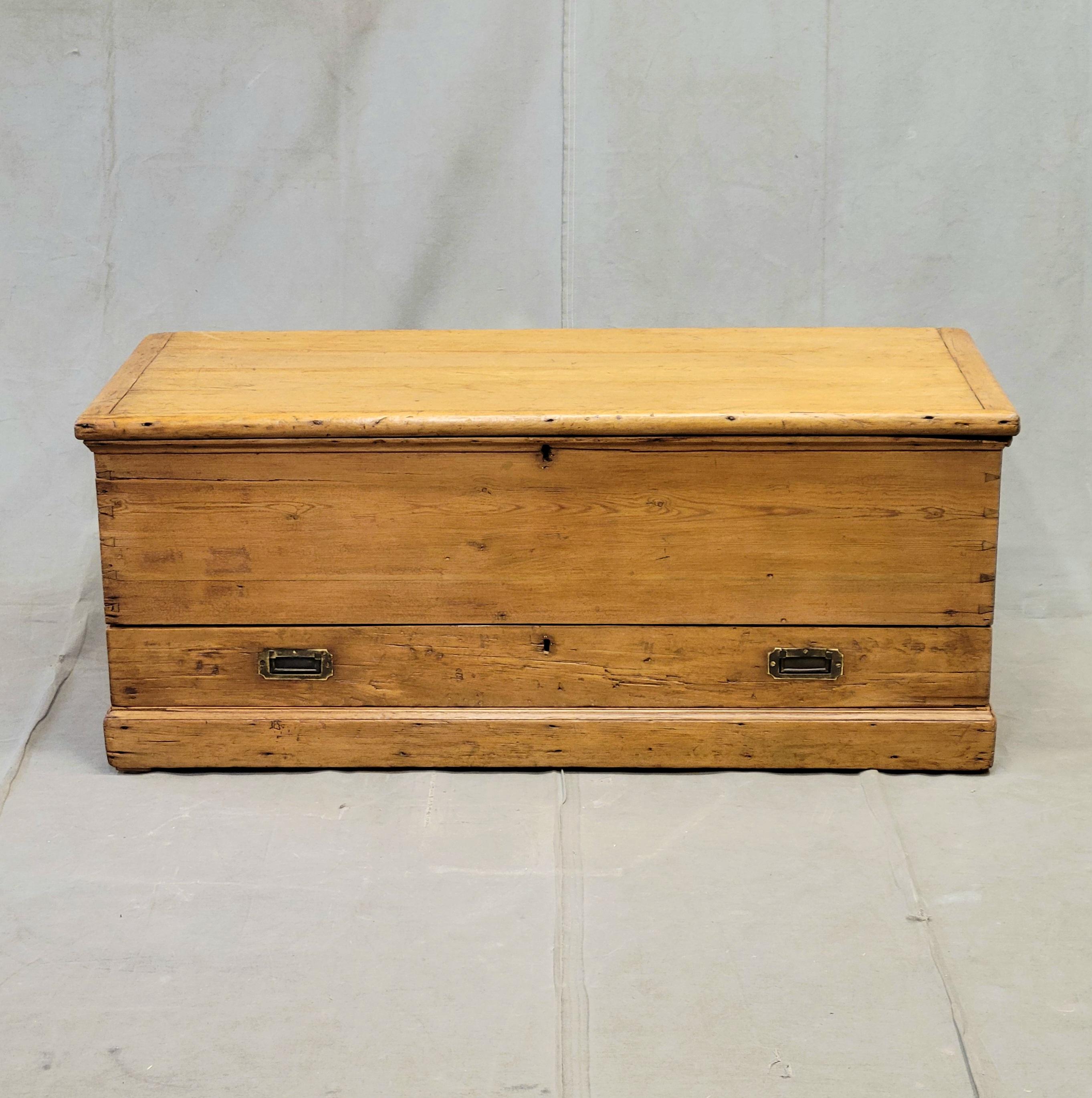 Eine schöne, klassische antike CIRCA 1900 englische Kiefer Decke Brust mit alten Messing-Beschläge. Die untere Schublade macht diese Kommode besonders funktionell. In der Schublade sind Messinggriffe im alten Campaigner-Stil eingelassen. Die alte