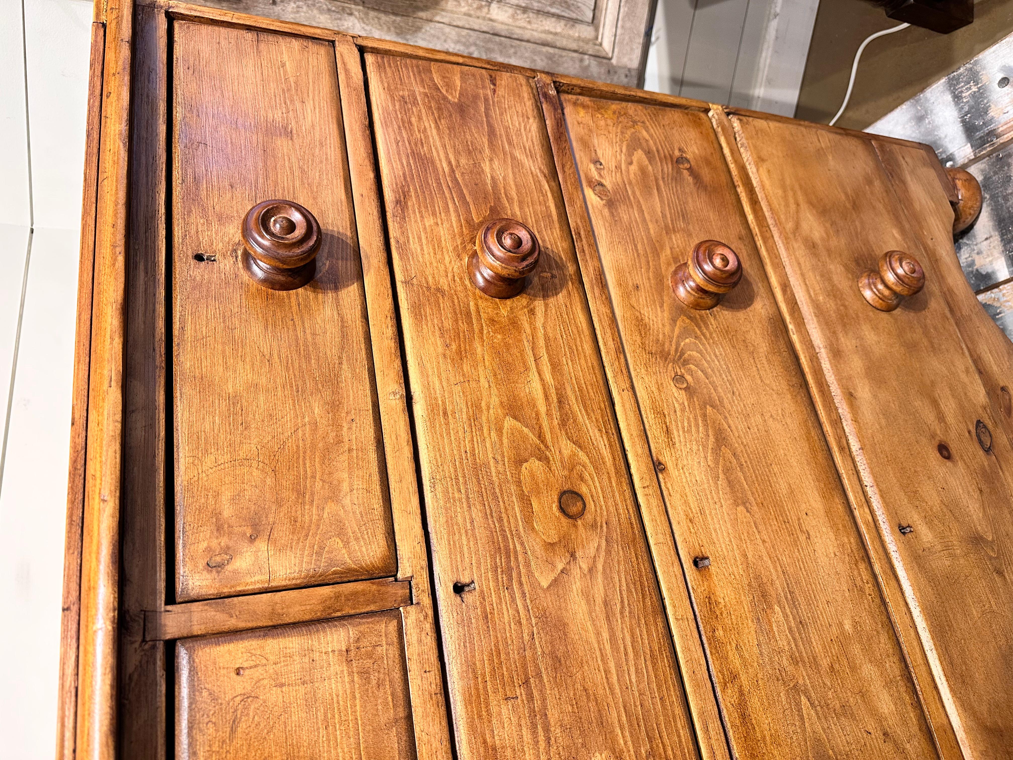 Il s'agit d'un joli coffre ancien en pin ! Cette pièce date du 19e siècle et présente une belle patine. Le bois a un éclat chaud, qui est parfaitement mis en valeur par les boutons teintés plus foncés. Ce coffre est un modèle deux sur trois avec un