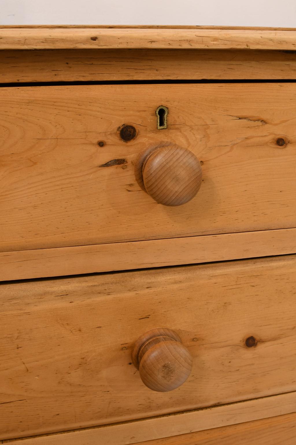 Ancienne commode anglaise en pin avec pieds de tulipe d'origine, vers 1850 2