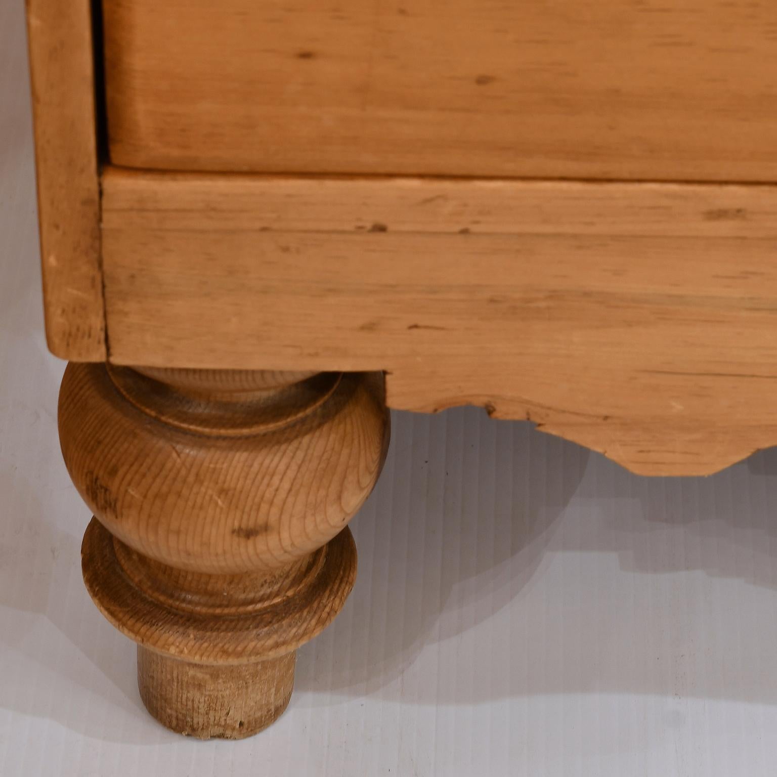 Ancienne commode anglaise en pin avec pieds de tulipe d'origine, vers 1850 3