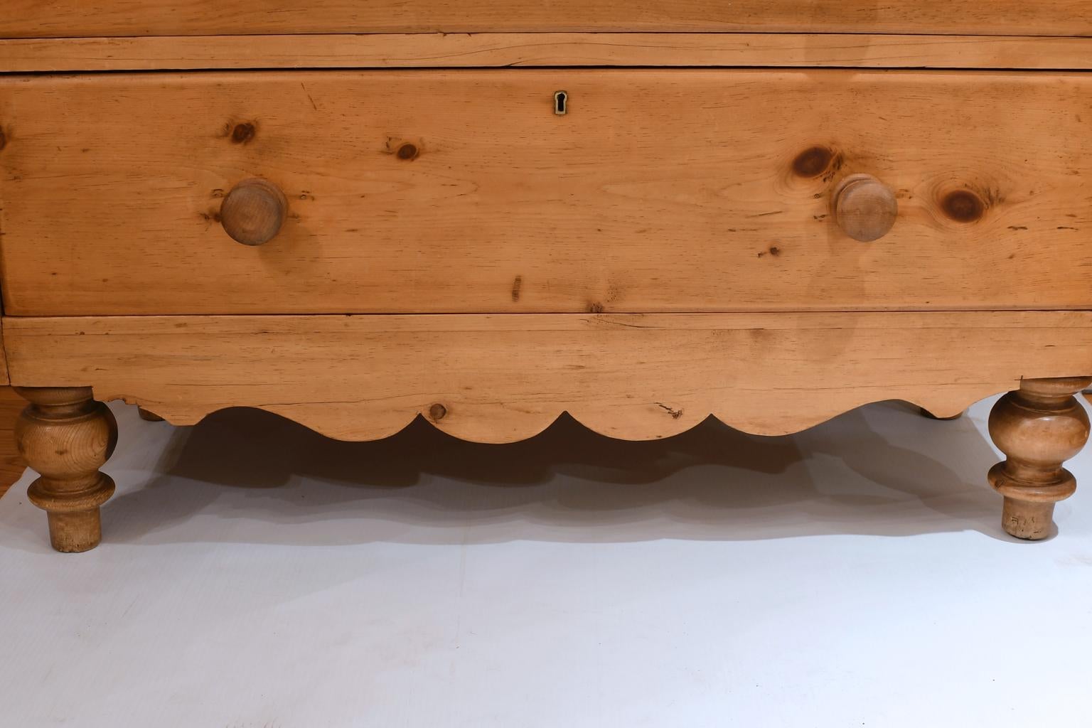 Ancienne commode anglaise en pin avec pieds de tulipe d'origine, vers 1850 4