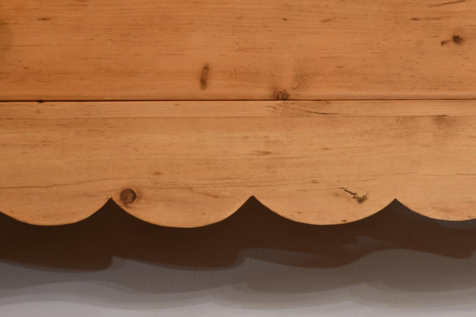 Ancienne commode anglaise en pin avec pieds de tulipe d'origine, vers 1850 5