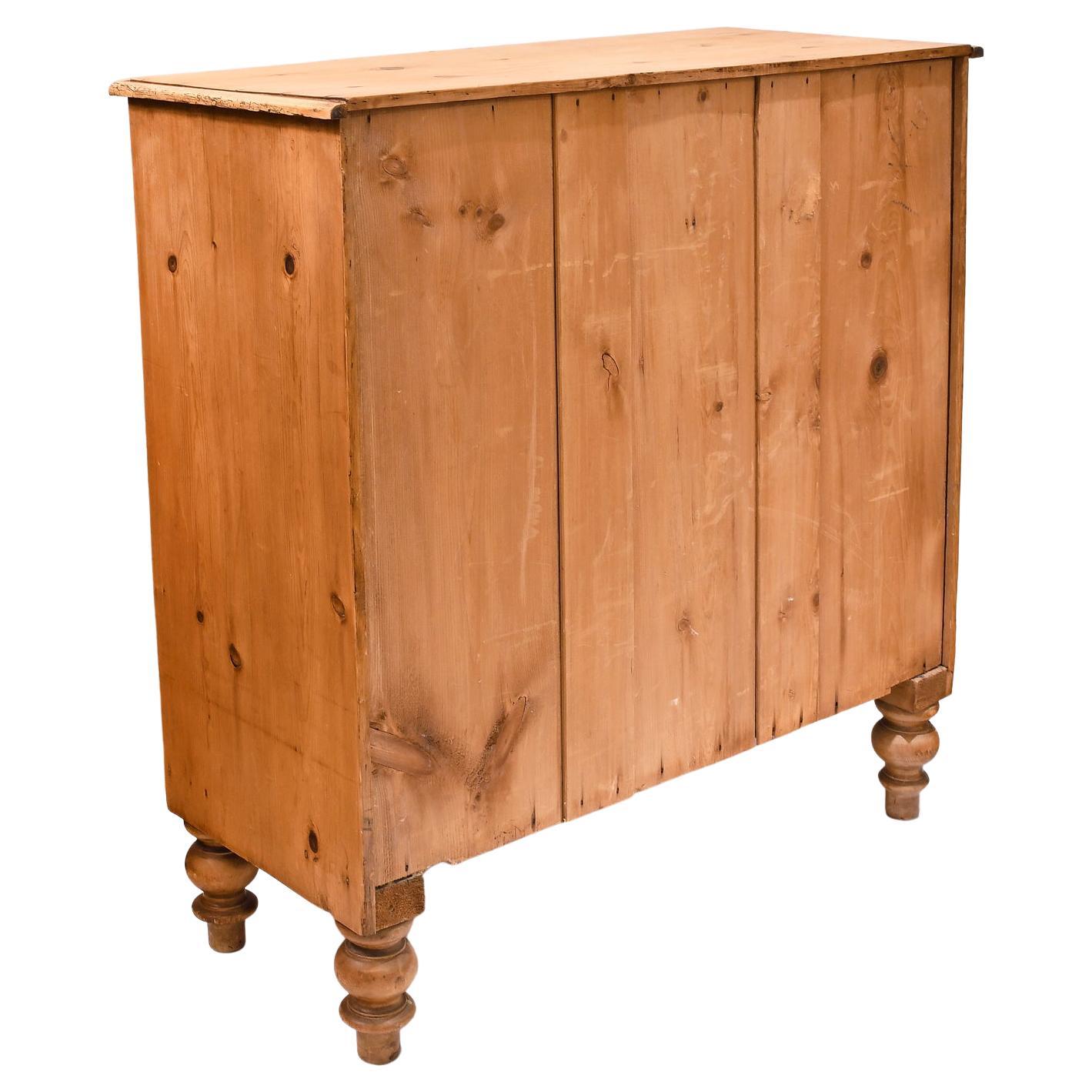 Ancienne commode anglaise en pin avec pieds de tulipe d'origine, vers 1850 Bon état à Miami, FL