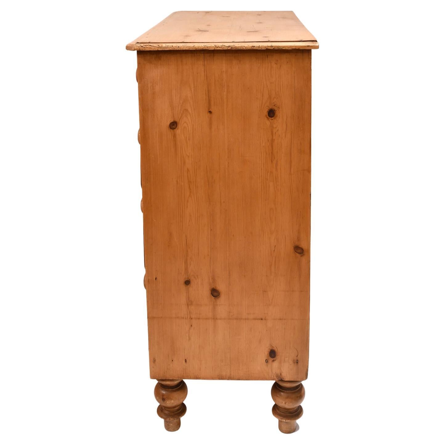 XIXe siècle Ancienne commode anglaise en pin avec pieds de tulipe d'origine, vers 1850