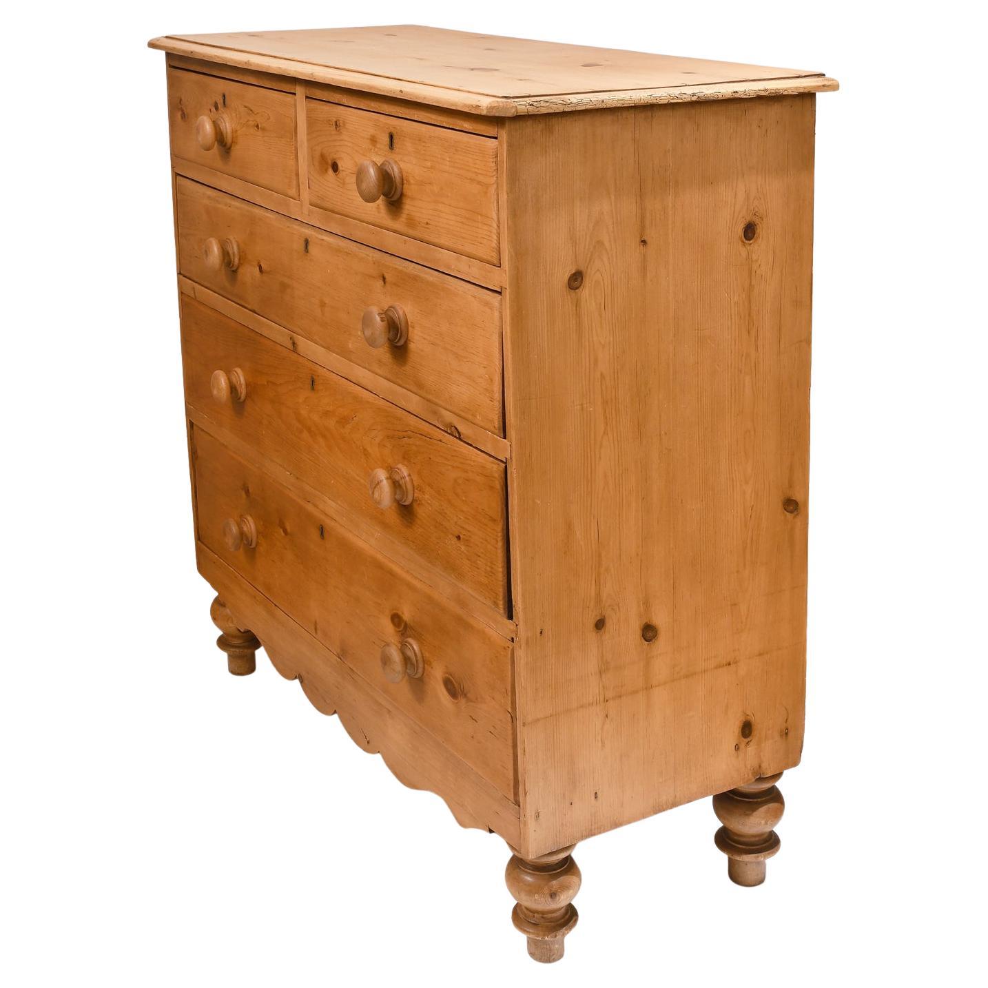 Pin Ancienne commode anglaise en pin avec pieds de tulipe d'origine, vers 1850