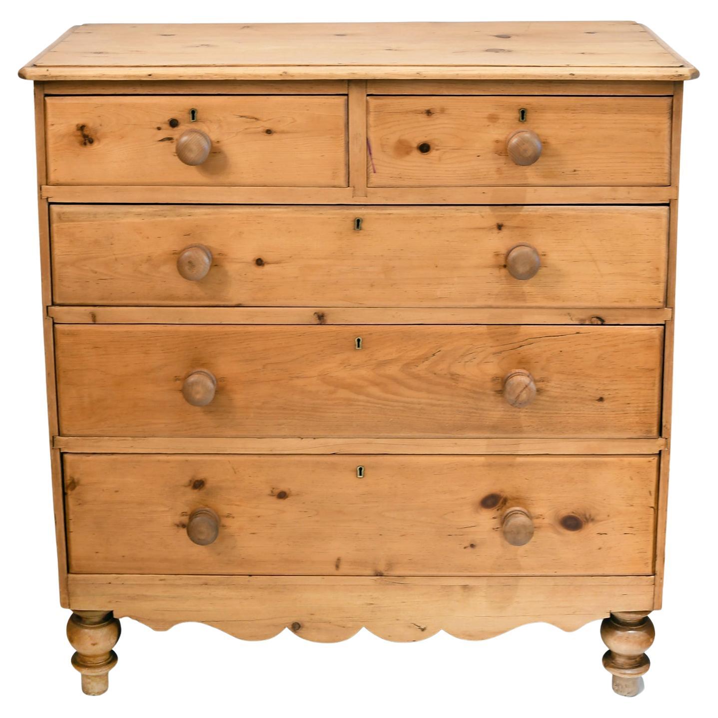 Ancienne commode anglaise en pin avec pieds de tulipe d'origine, vers 1850 1
