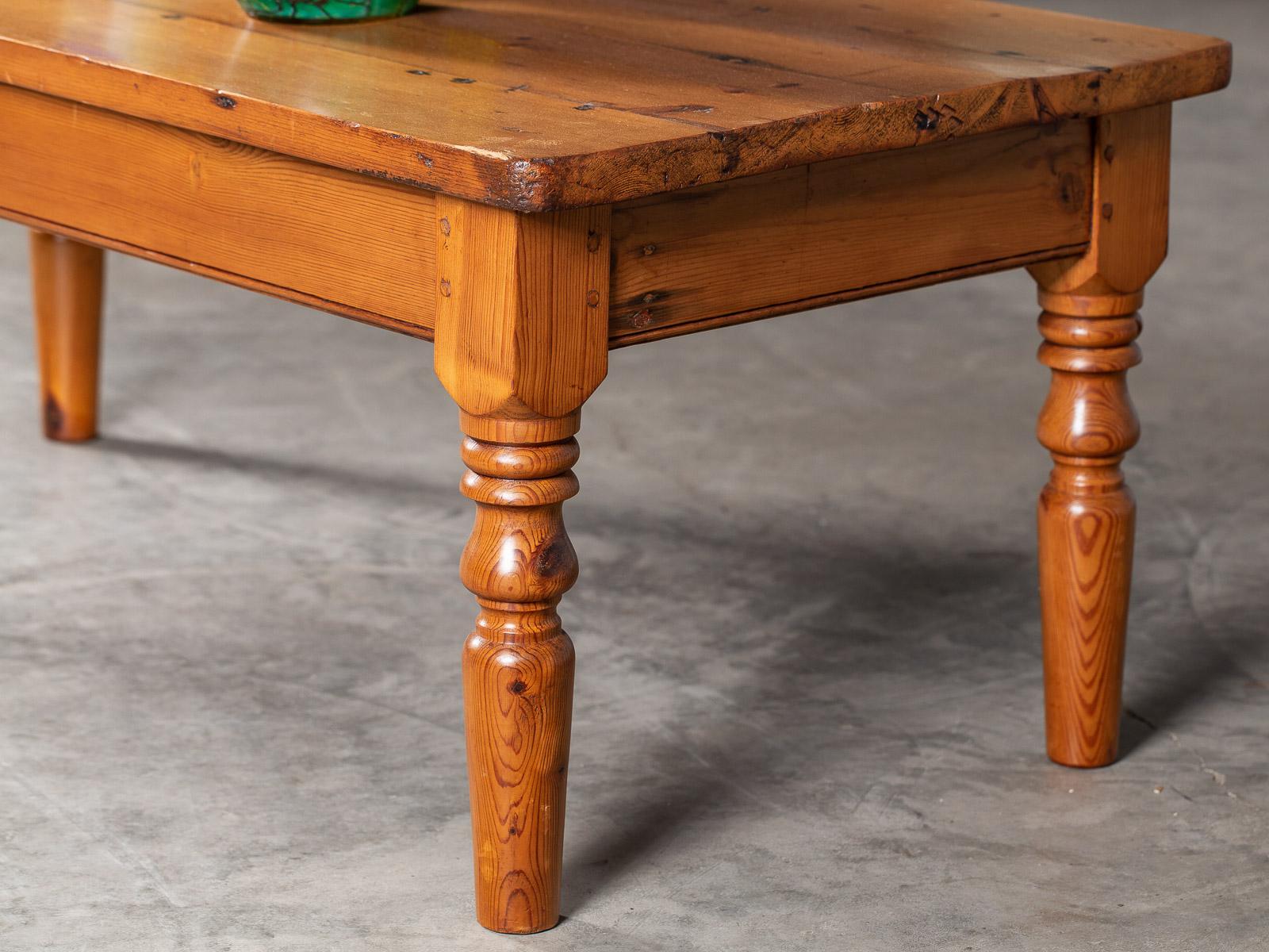 Antique English Pine Coffee Table Turned Legs, circa 1875 For Sale 2