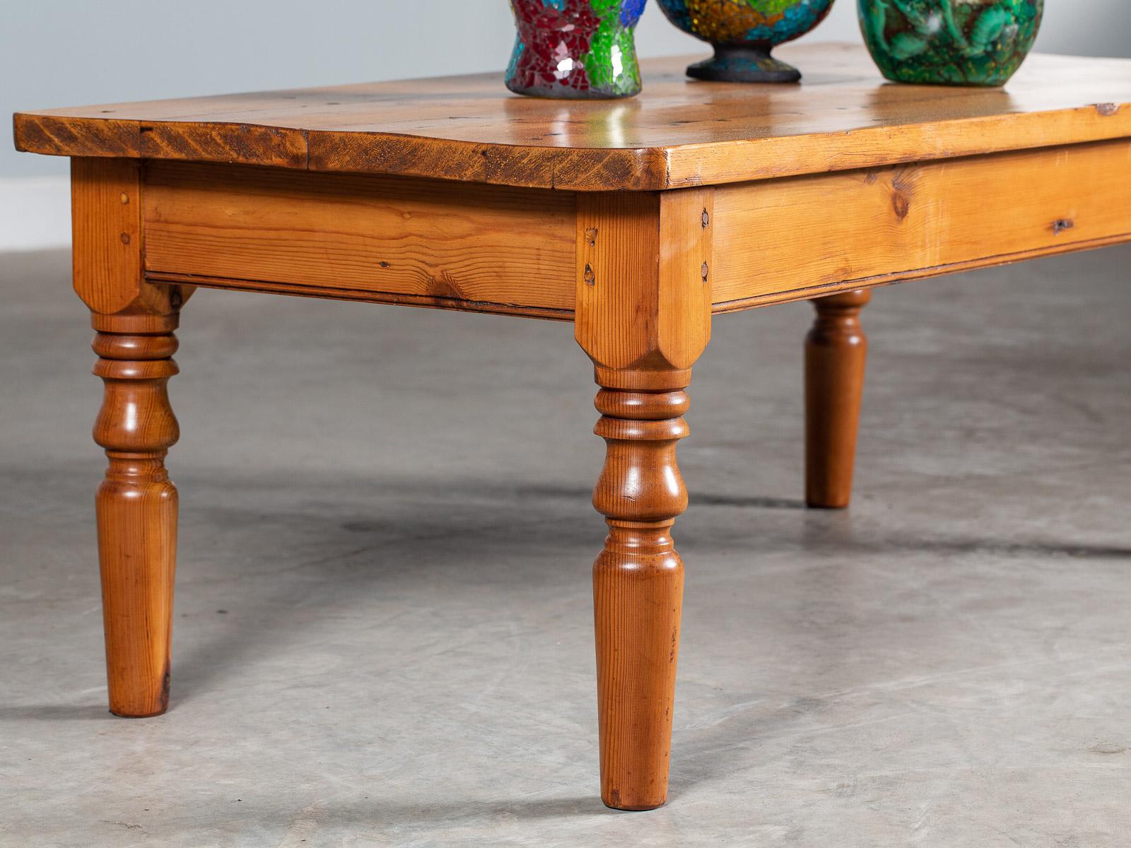 19th Century Antique English Pine Coffee Table Turned Legs, circa 1875 For Sale
