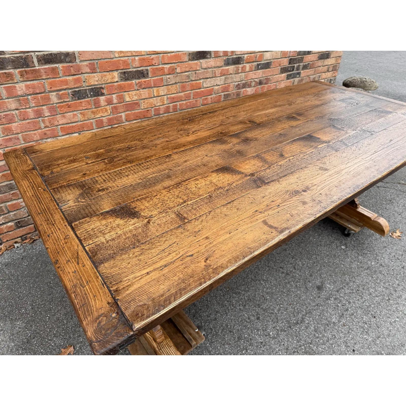 Il s'agit d'une magnifique table de salle à manger anglaise du 19e siècle ! Le bois de Pin a un ton naturel clair, avec de jolis détails d'usure naturelle visibles sur le dessus et les côtés. Cette pièce est posée sur une base à tréteaux, avec des