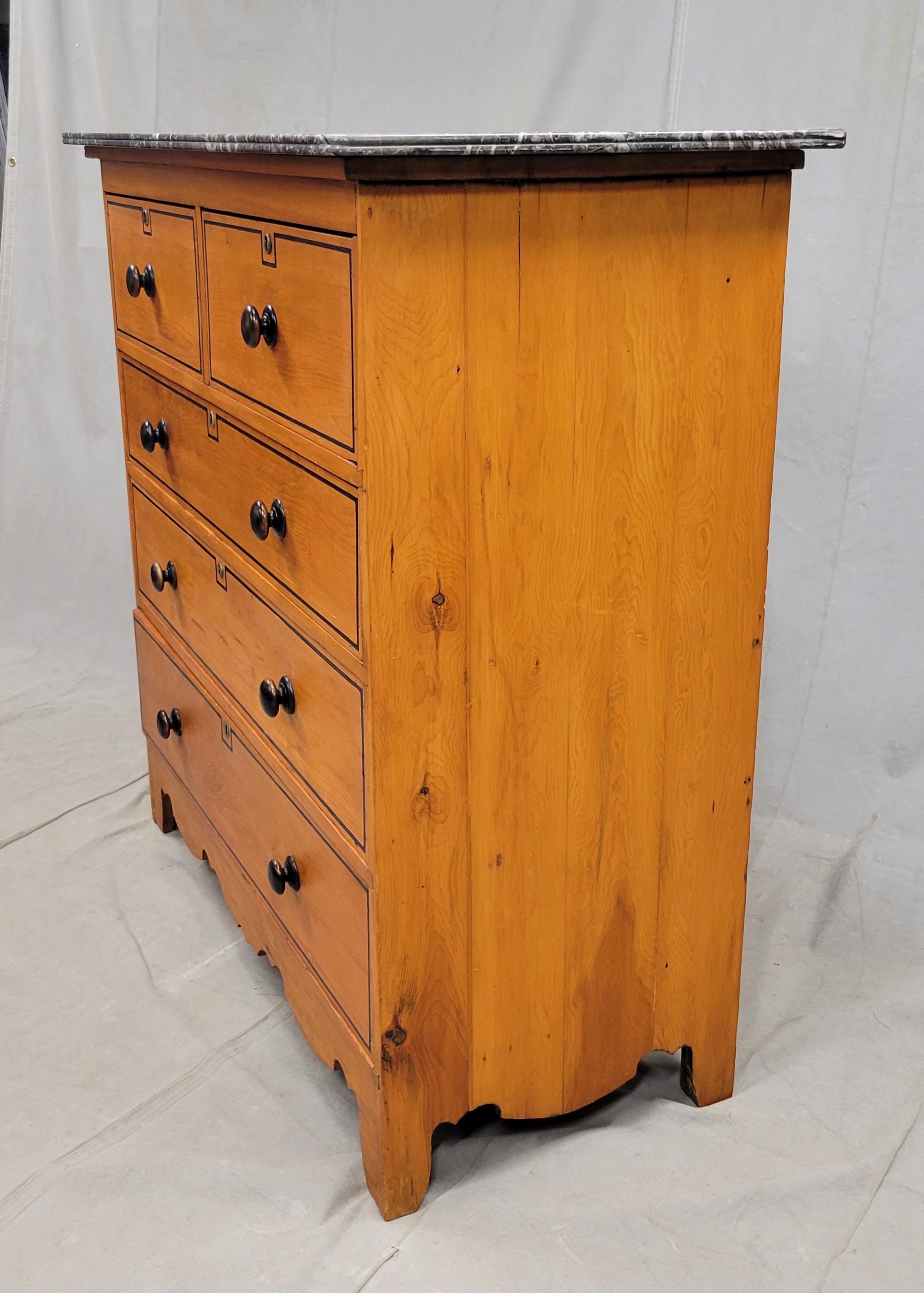 Ancienne commode en pin anglais avec motif de ligne française peinte et dessus en marbre en vente 2