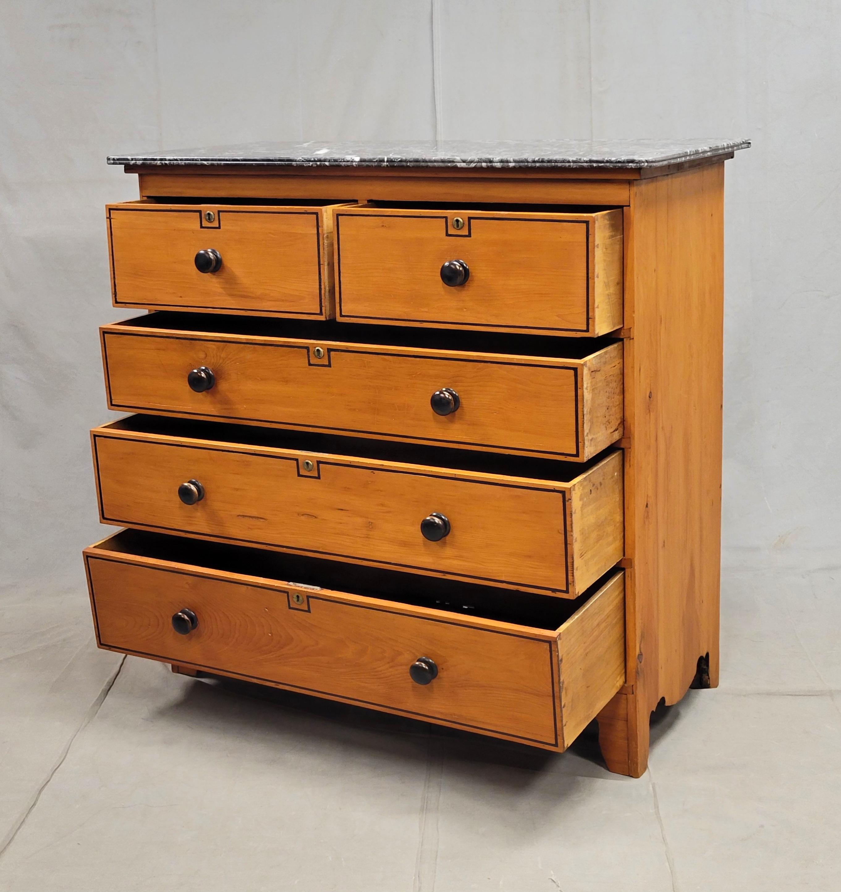 Victorien Ancienne commode en pin anglais avec motif de ligne française peinte et dessus en marbre en vente