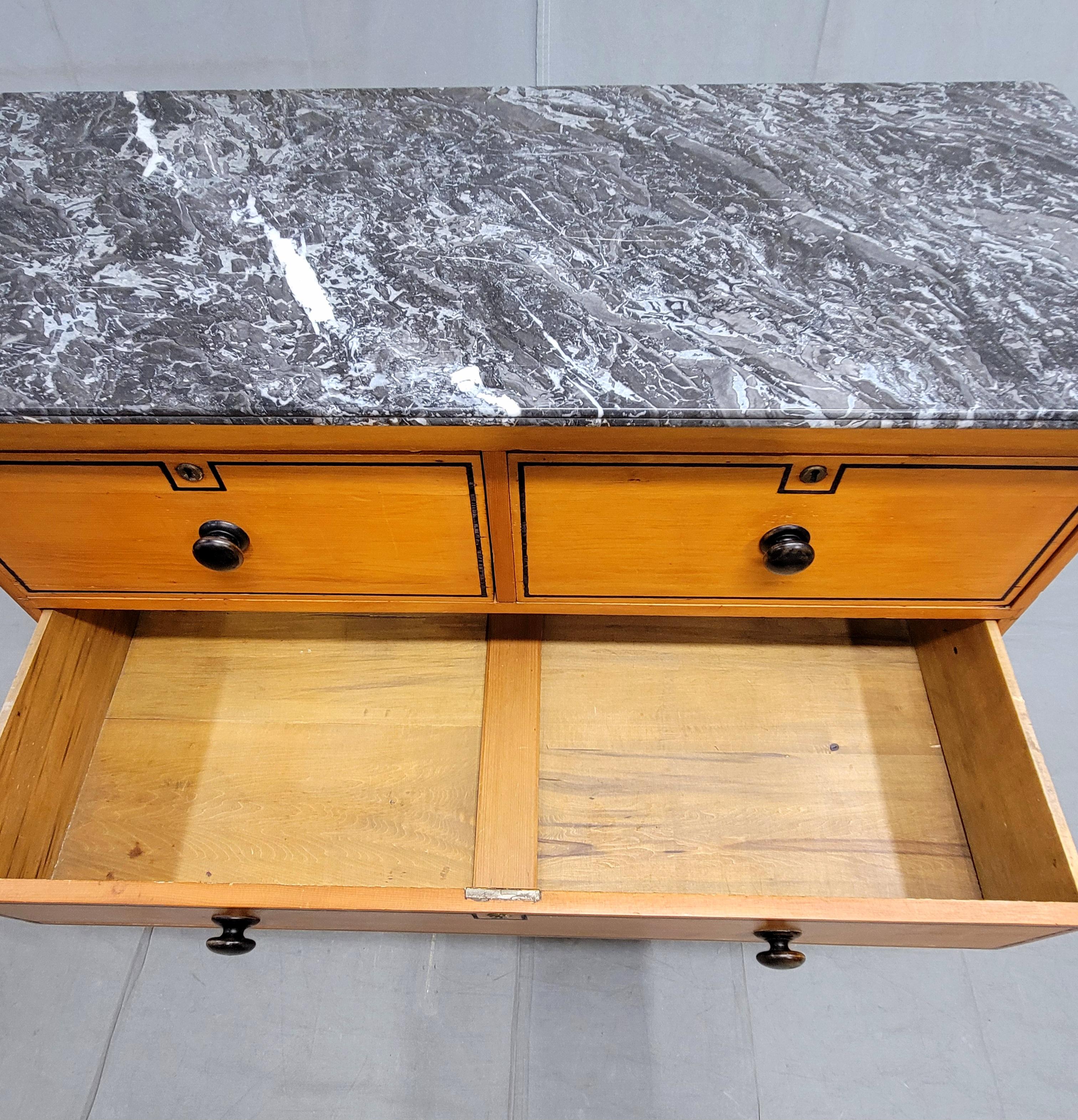 Britannique Ancienne commode en pin anglais avec motif de ligne française peinte et dessus en marbre en vente