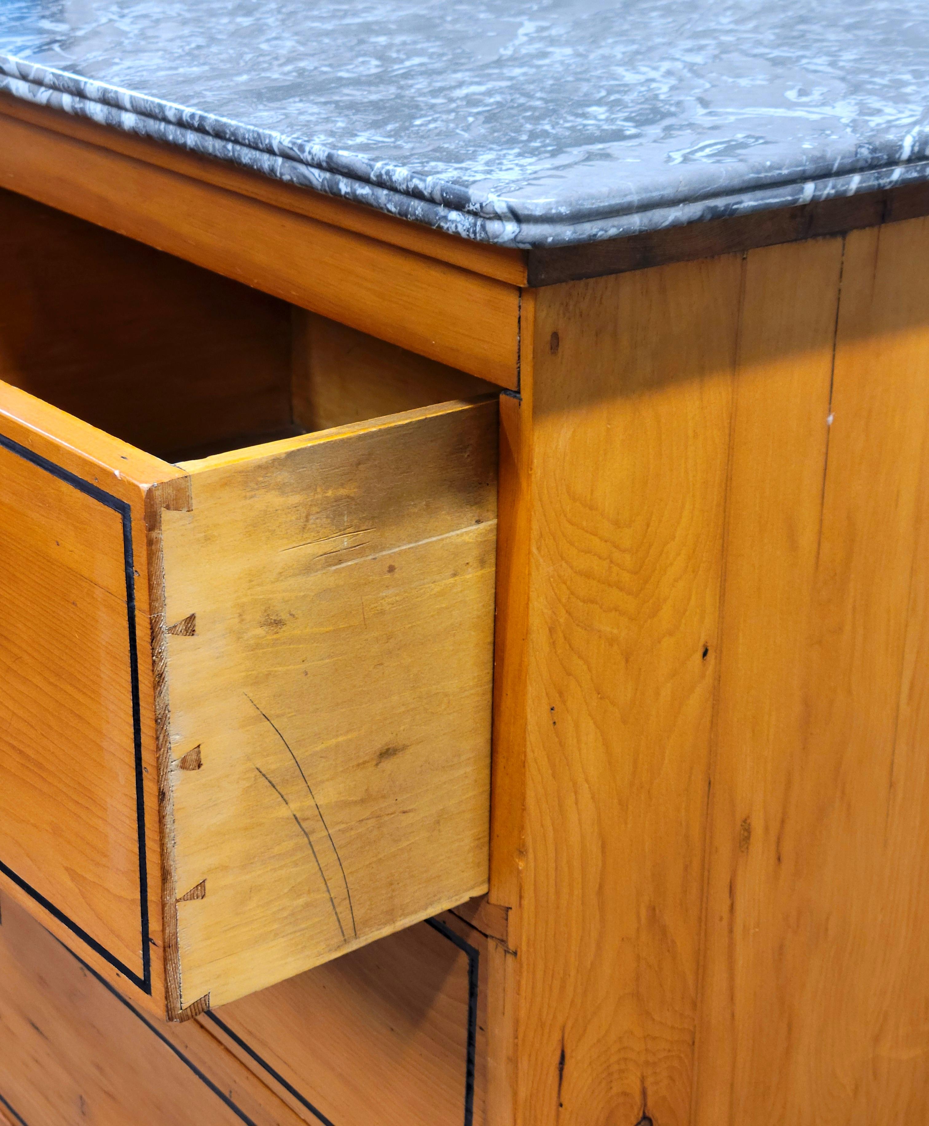 Fait main Ancienne commode en pin anglais avec motif de ligne française peinte et dessus en marbre en vente