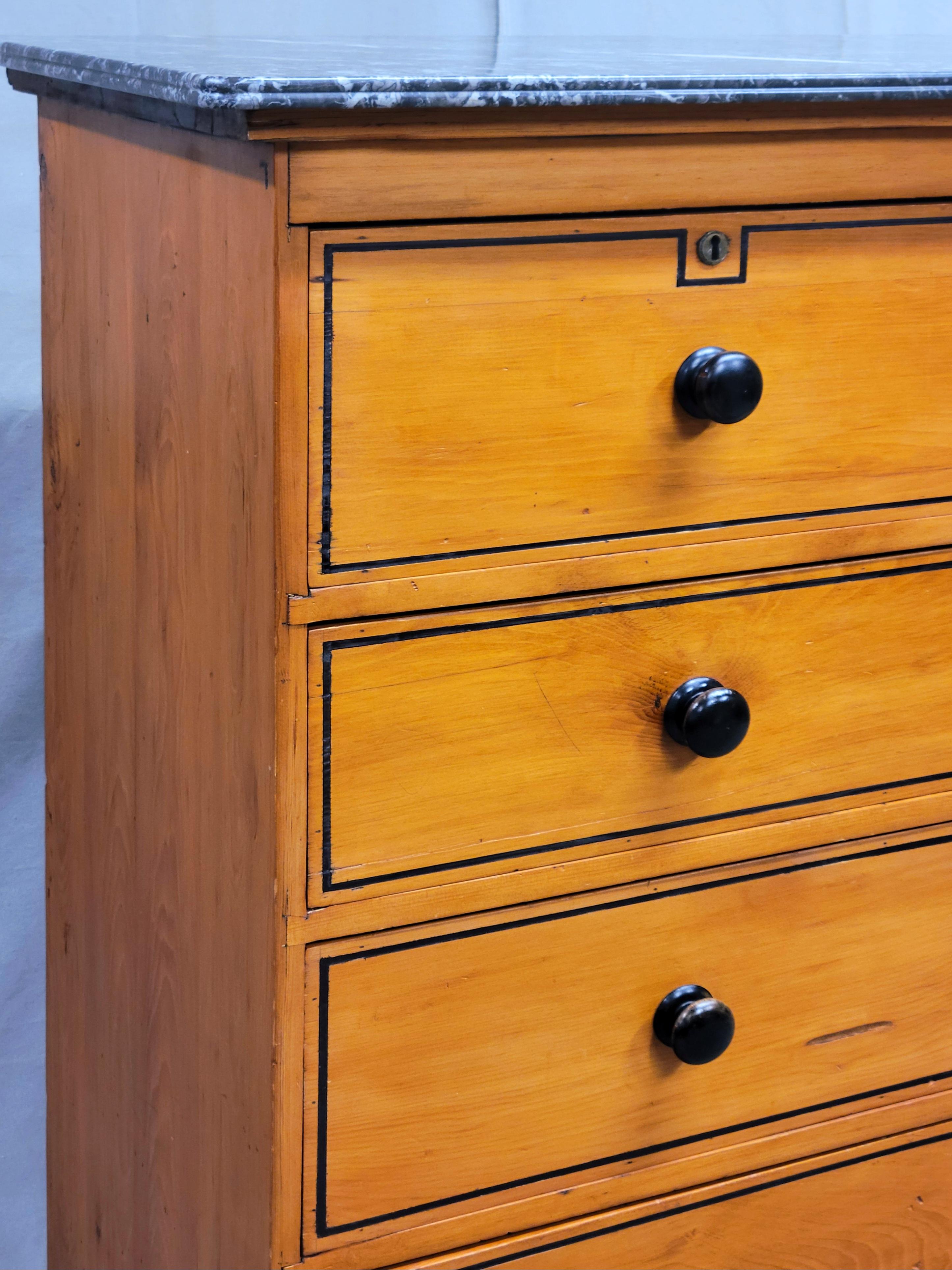 Ancienne commode en pin anglais avec motif de ligne française peinte et dessus en marbre Bon état - En vente à Centennial, CO
