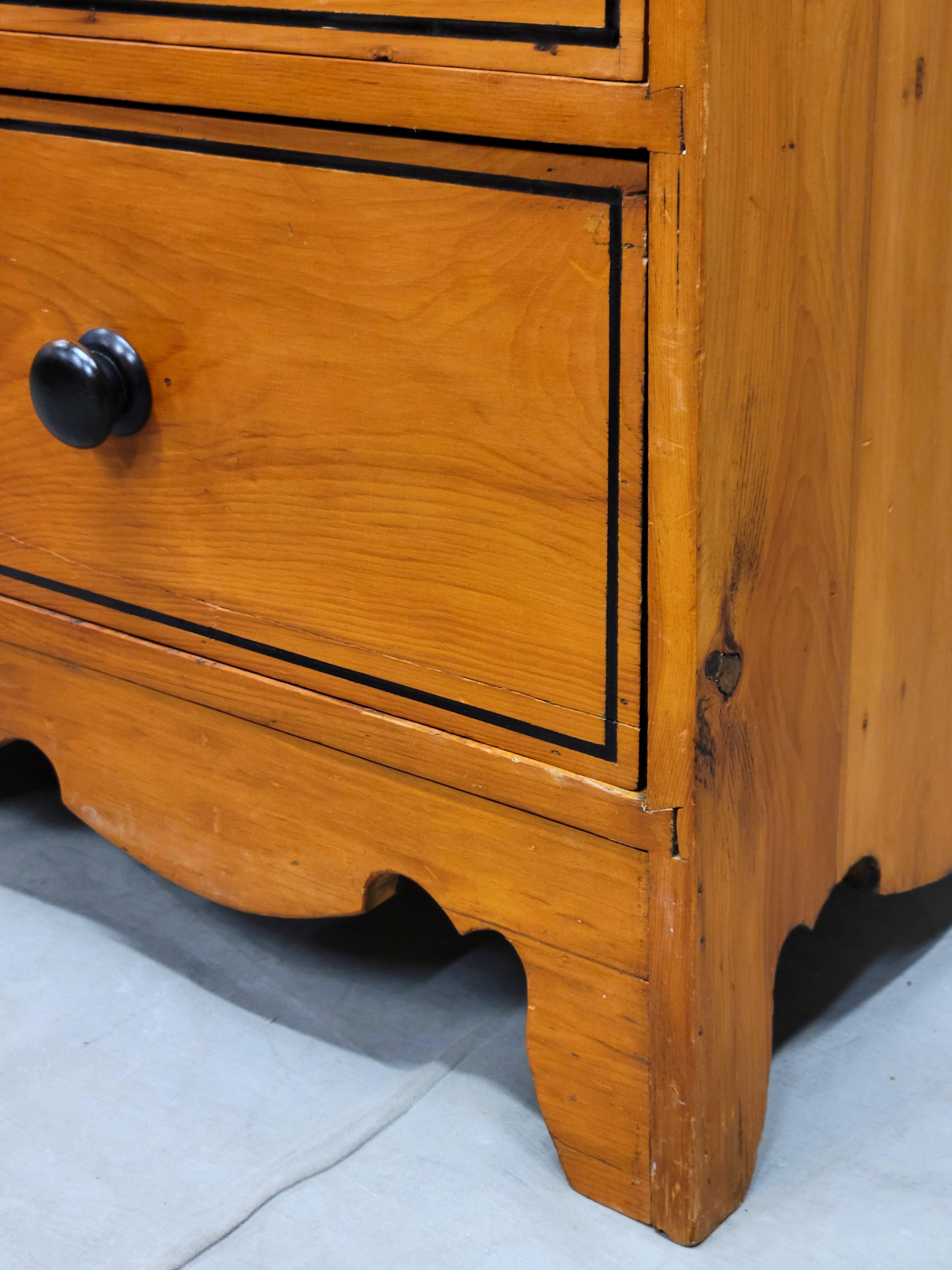 Ancienne commode en pin anglais avec motif de ligne française peinte et dessus en marbre en vente 1