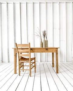 Table anglaise ancienne avec tiroir d'extrémité et pieds carrés