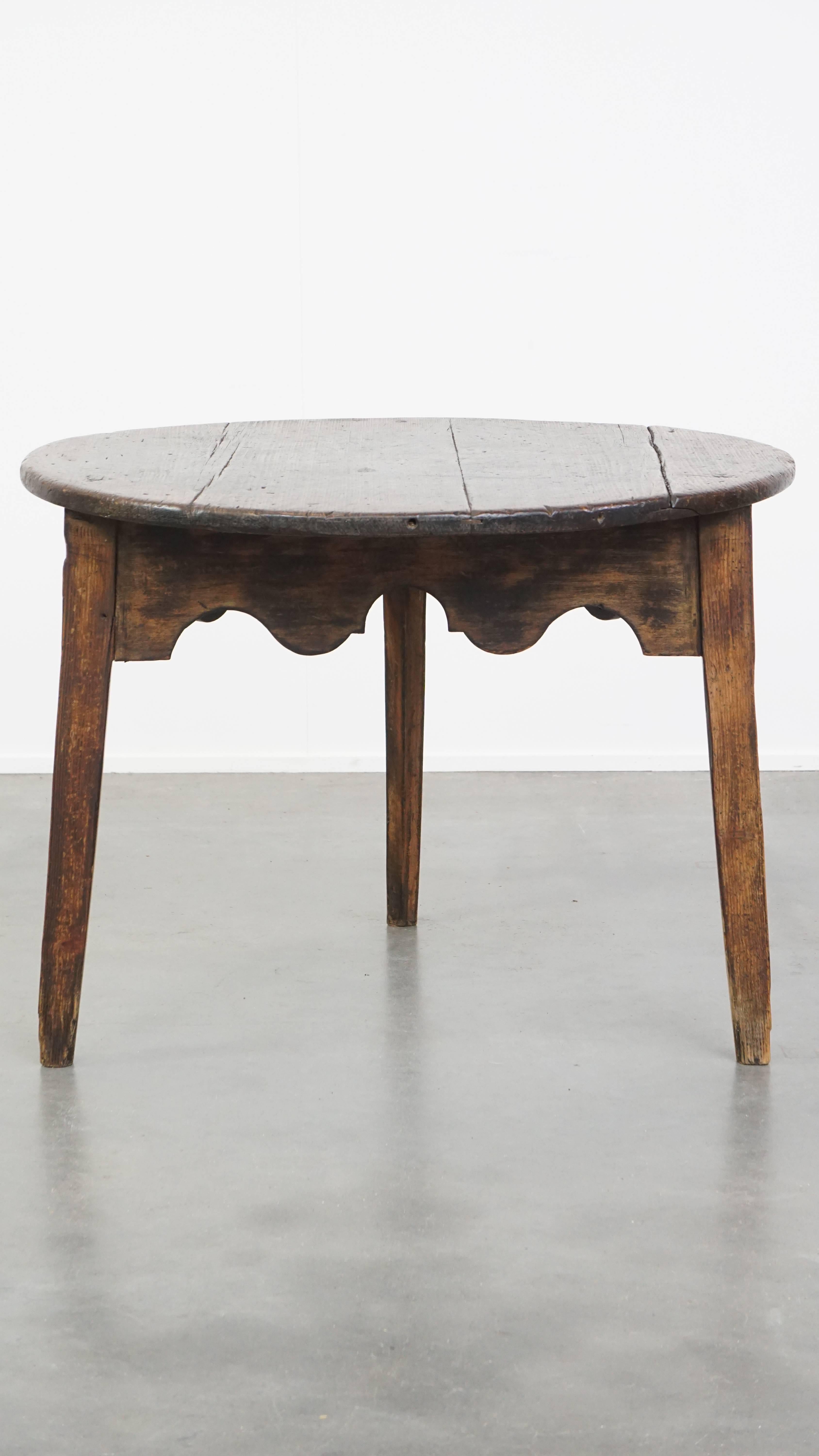 Se ofrece aquí esta hermosa y gran mesa inglesa antigua de madera de pino de cricket/centro, mesa auxiliar del siglo XIX. Esta impresionante mesa central o auxiliar inglesa antigua de madera de pino data del siglo XIX y ha desarrollado una