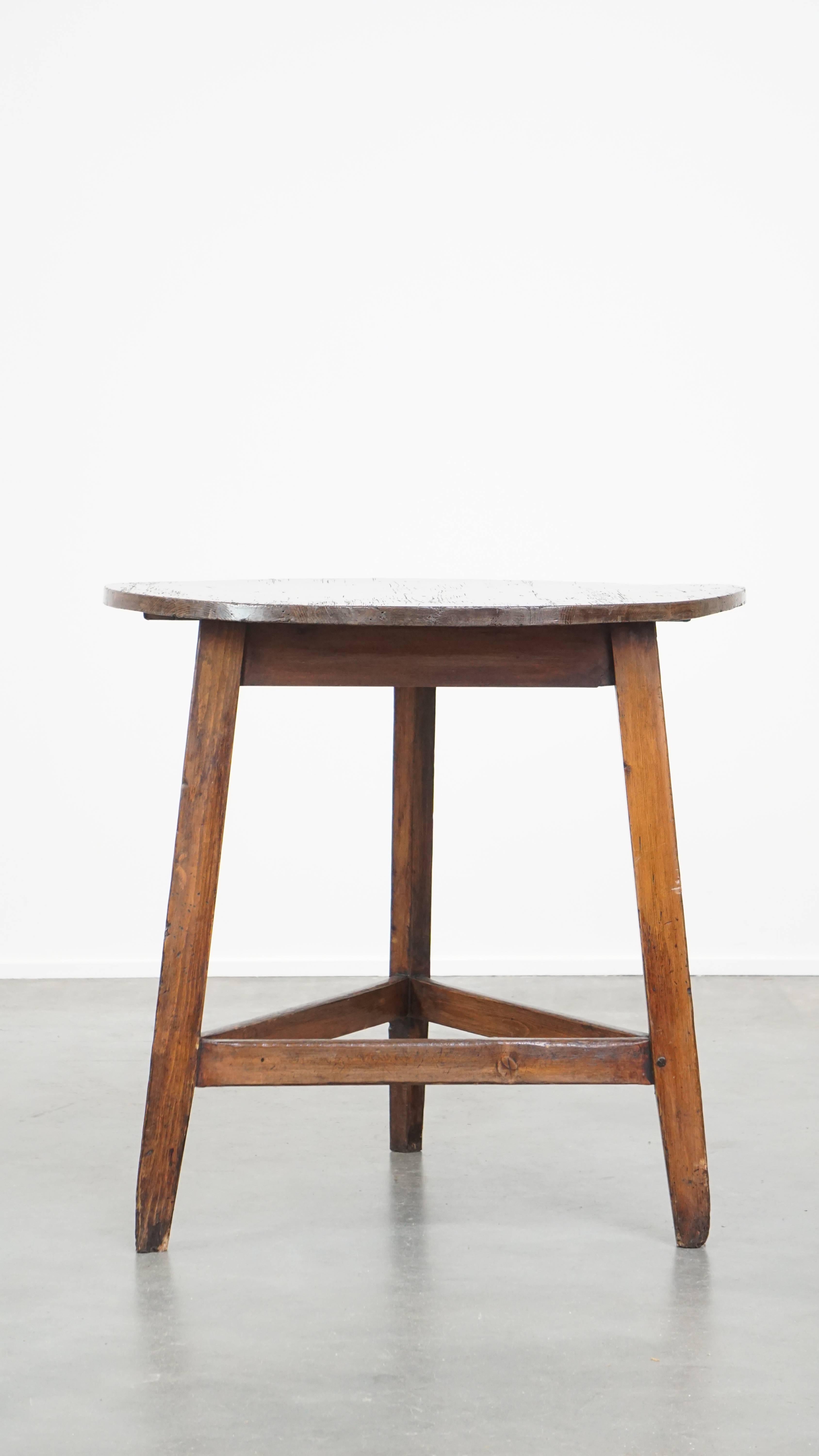Cette magnifique table de cricket anglaise ancienne est un objet très recherché par les connaisseurs et les amateurs d'antiquités. Il a un aspect fantastique et intemporel et est immédiatement utilisable. La table s'intègre parfaitement dans les