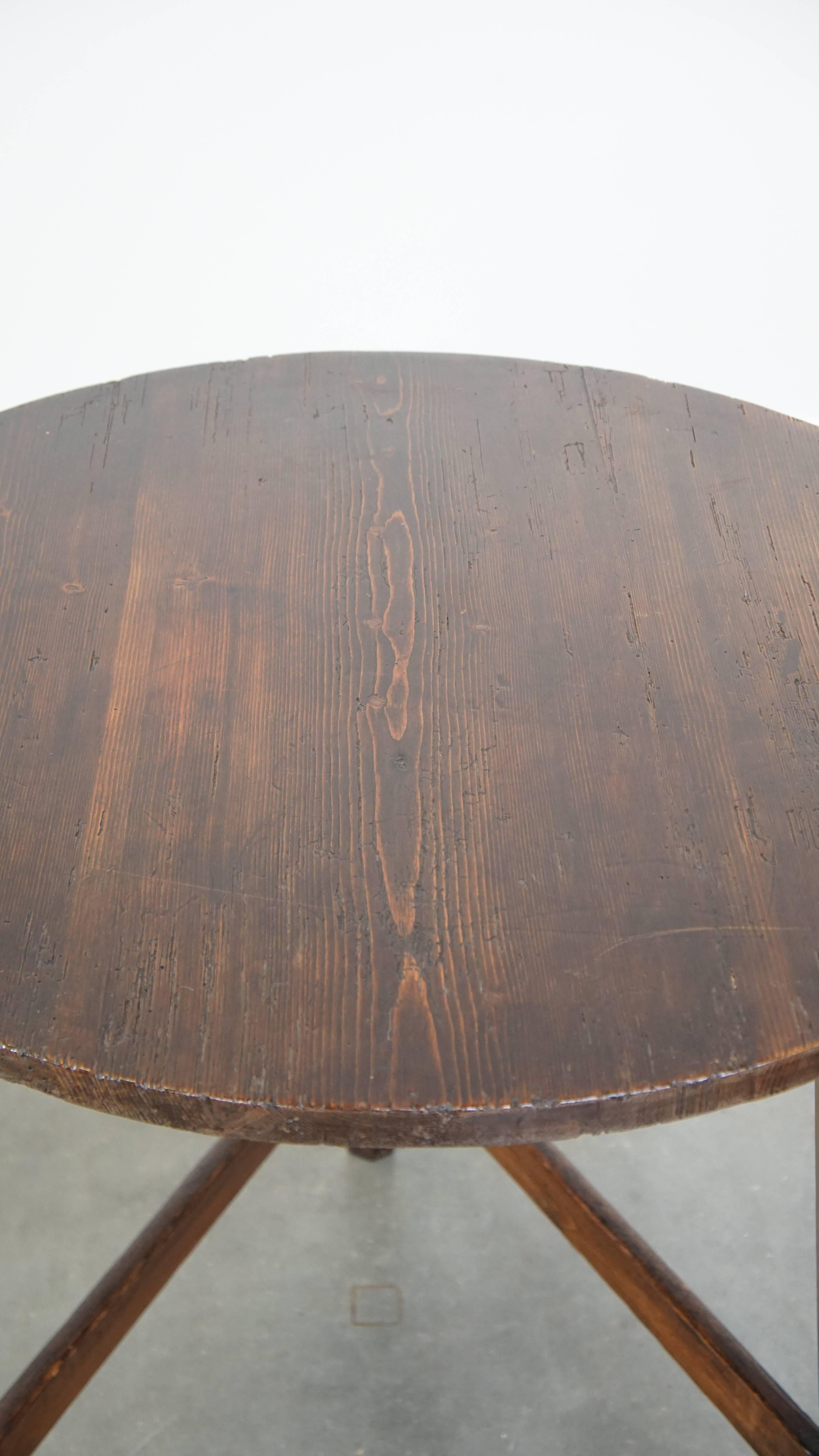 Anglais Ancienne table de cricket/ table d'appoint anglaise en bois de pin de la fin du 18e siècle en vente