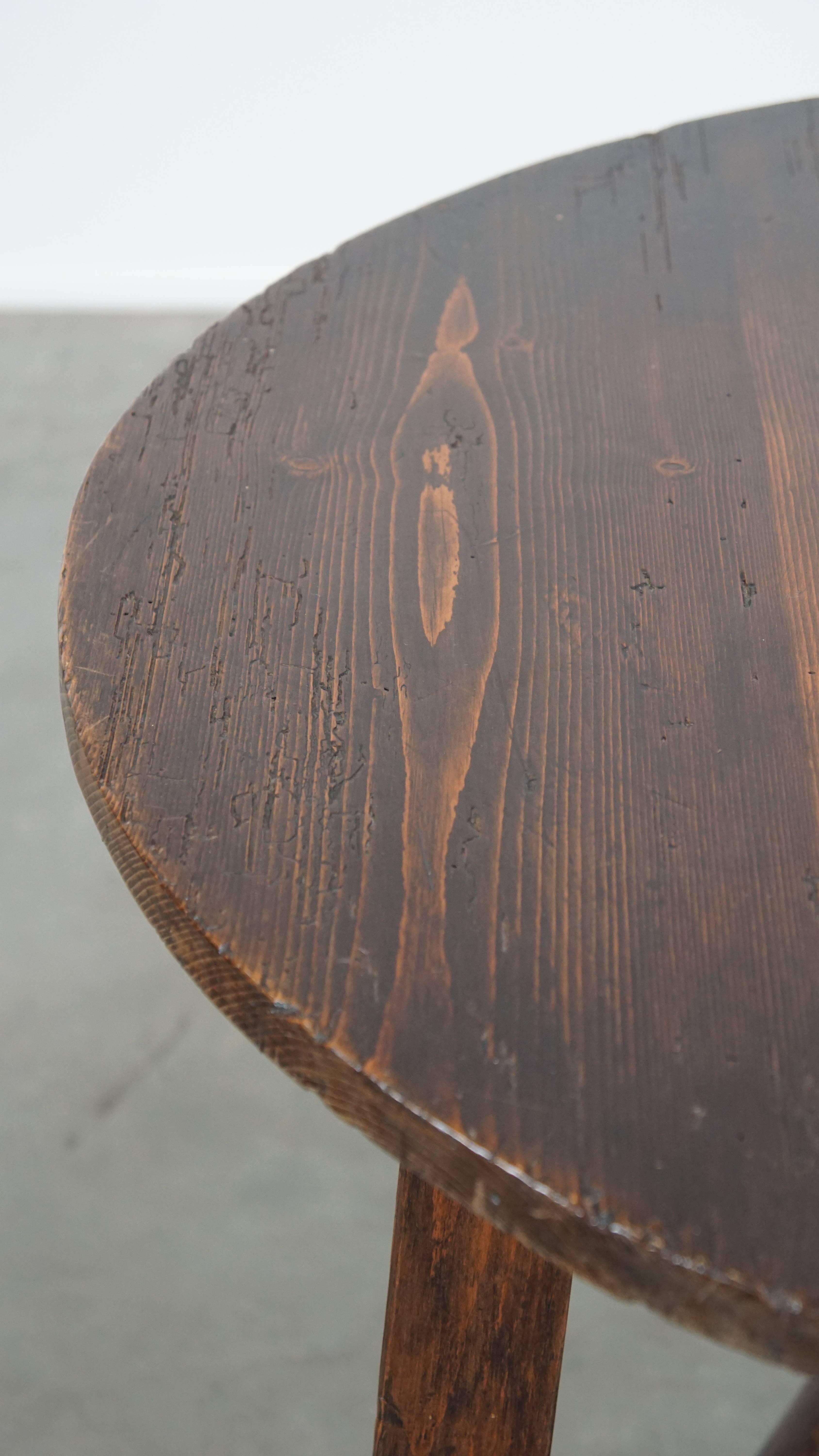 Fait main Ancienne table de cricket/ table d'appoint anglaise en bois de pin de la fin du 18e siècle en vente