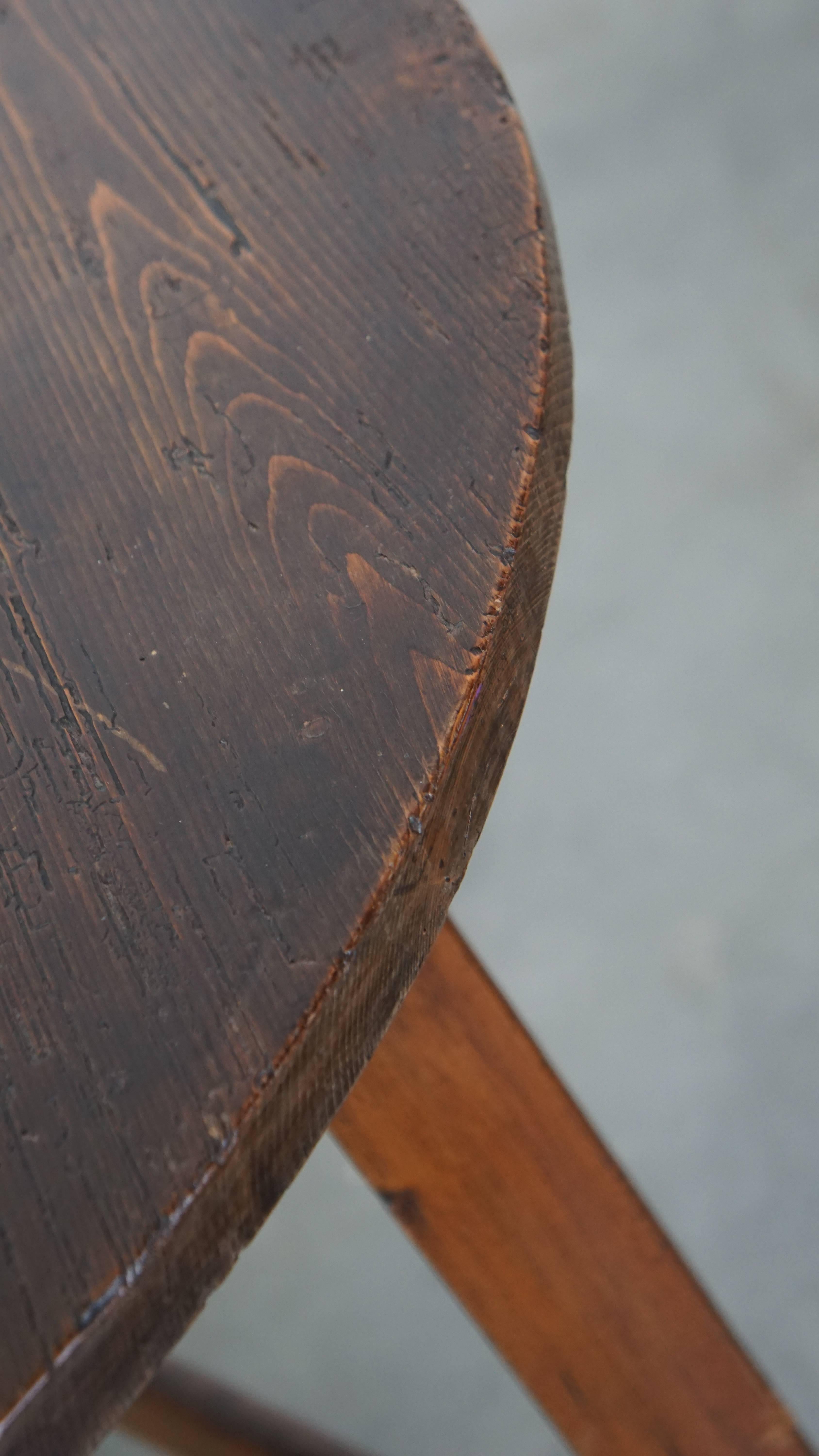Ancienne table de cricket/ table d'appoint anglaise en bois de pin de la fin du 18e siècle Bon état - En vente à Harderwijk, NL