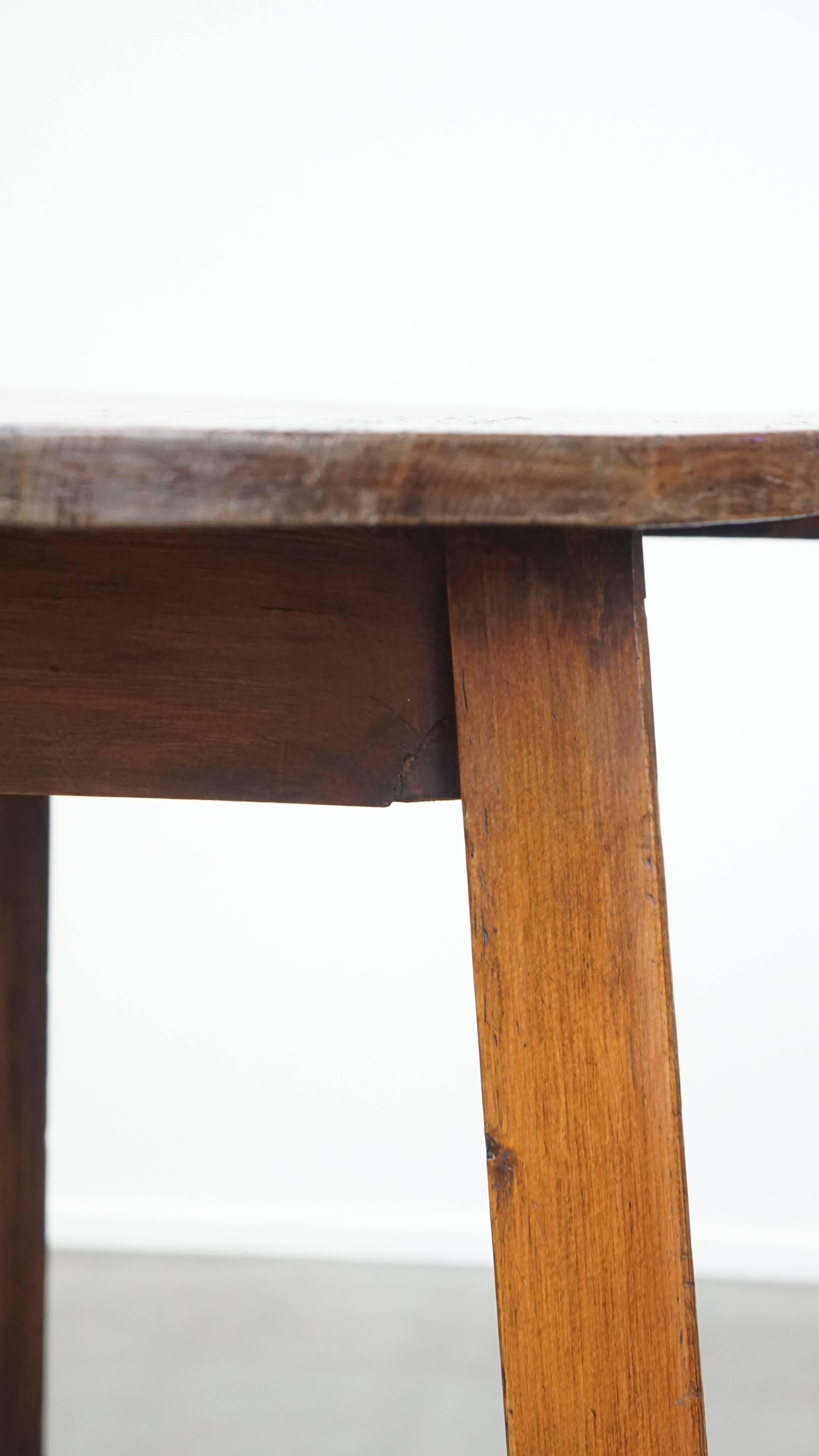 Pin Ancienne table de cricket/ table d'appoint anglaise en bois de pin de la fin du 18e siècle en vente