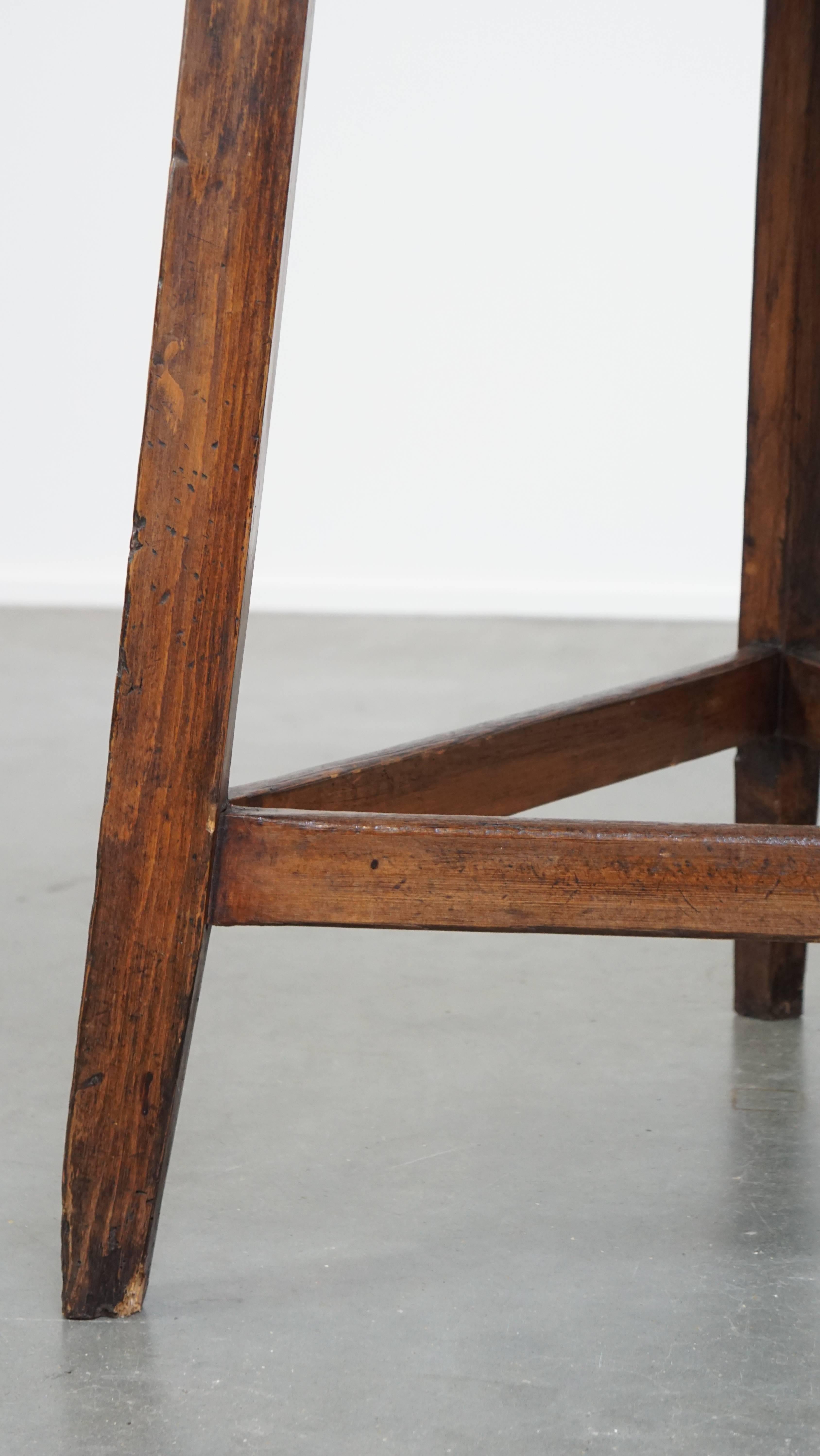 Ancienne table de cricket/ table d'appoint anglaise en bois de pin de la fin du 18e siècle en vente 2