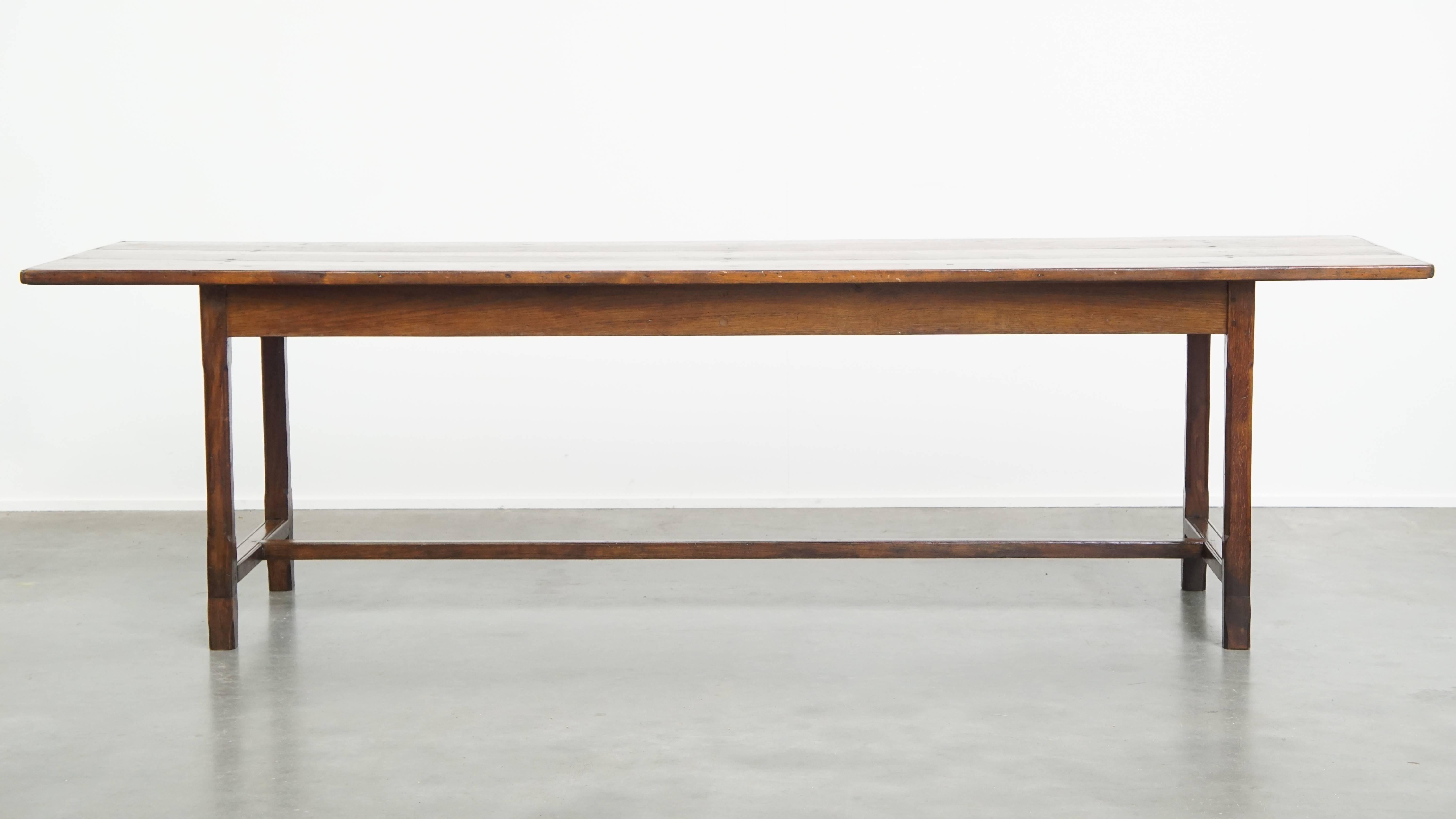 Offered here is this timeless antique English pinewood dining table for 6 to 8 people, featuring an oak base. This beautiful, long antique table dates from the early 19th century and combines a pinewood top with an oak frame. The original