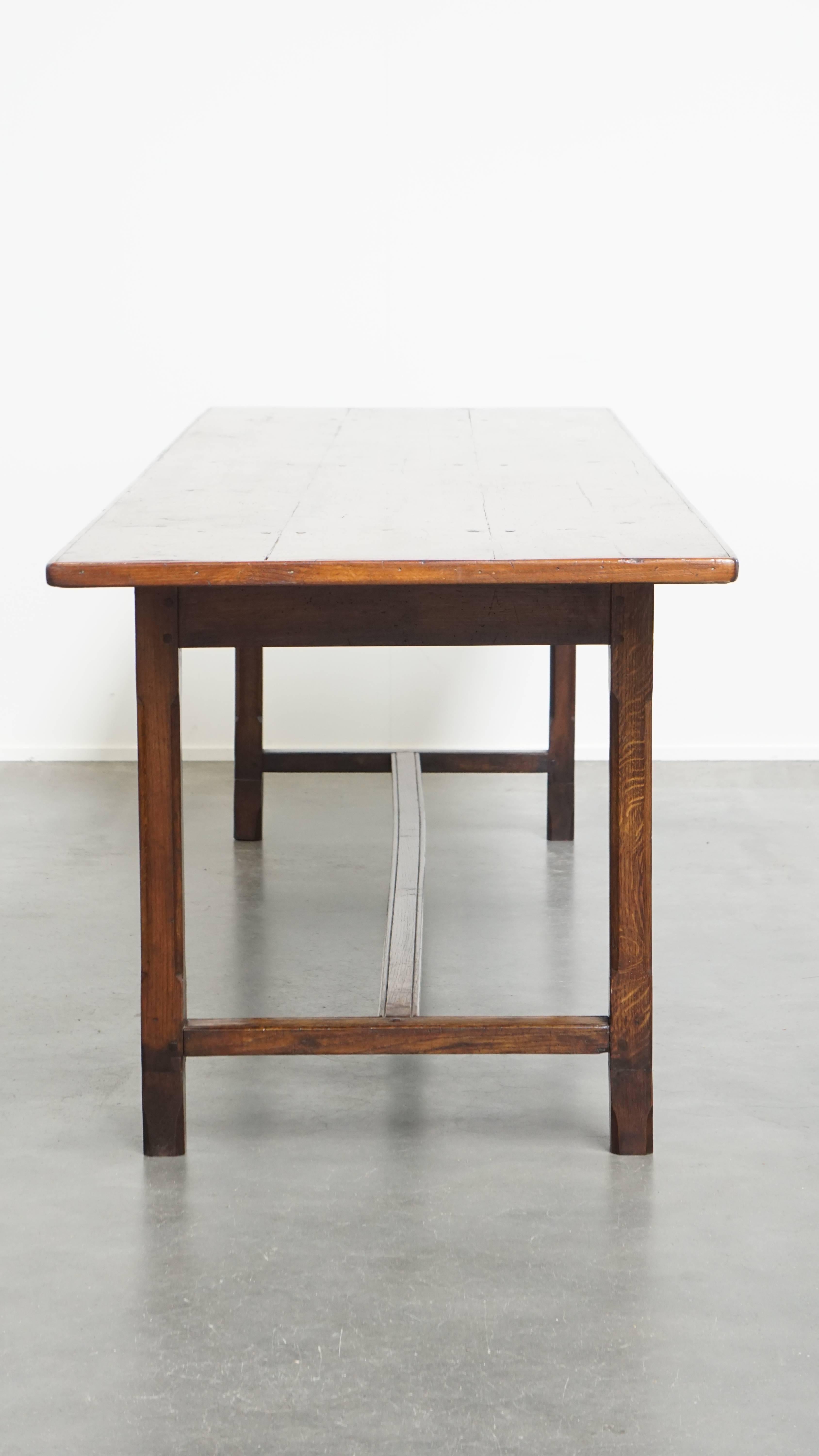 Classical Roman Antique English Pinewood Dining Table for 6 to 8 People with an Oak Base For Sale