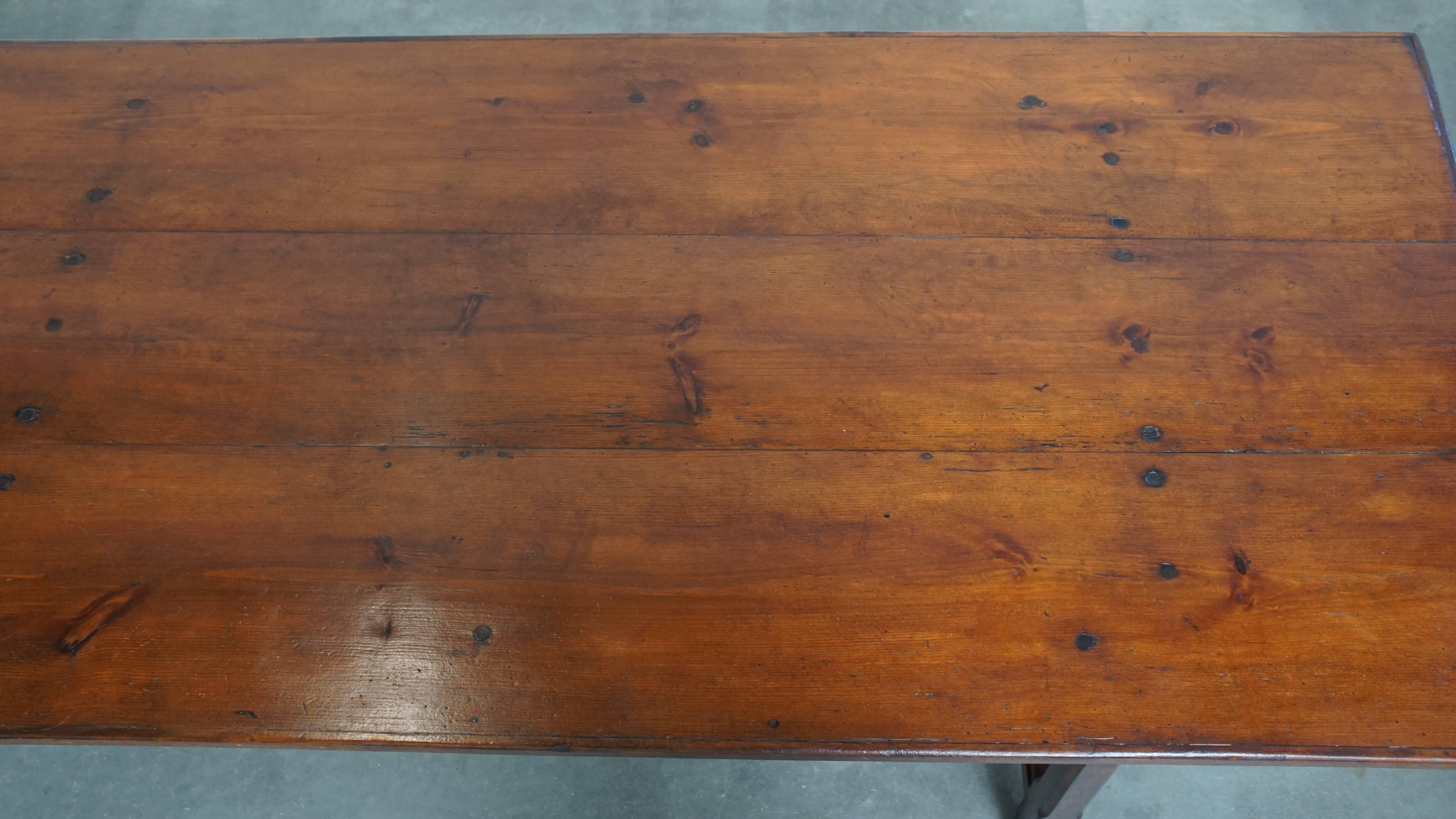 Antique English Pinewood Dining Table for 6 to 8 People with an Oak Base For Sale 1