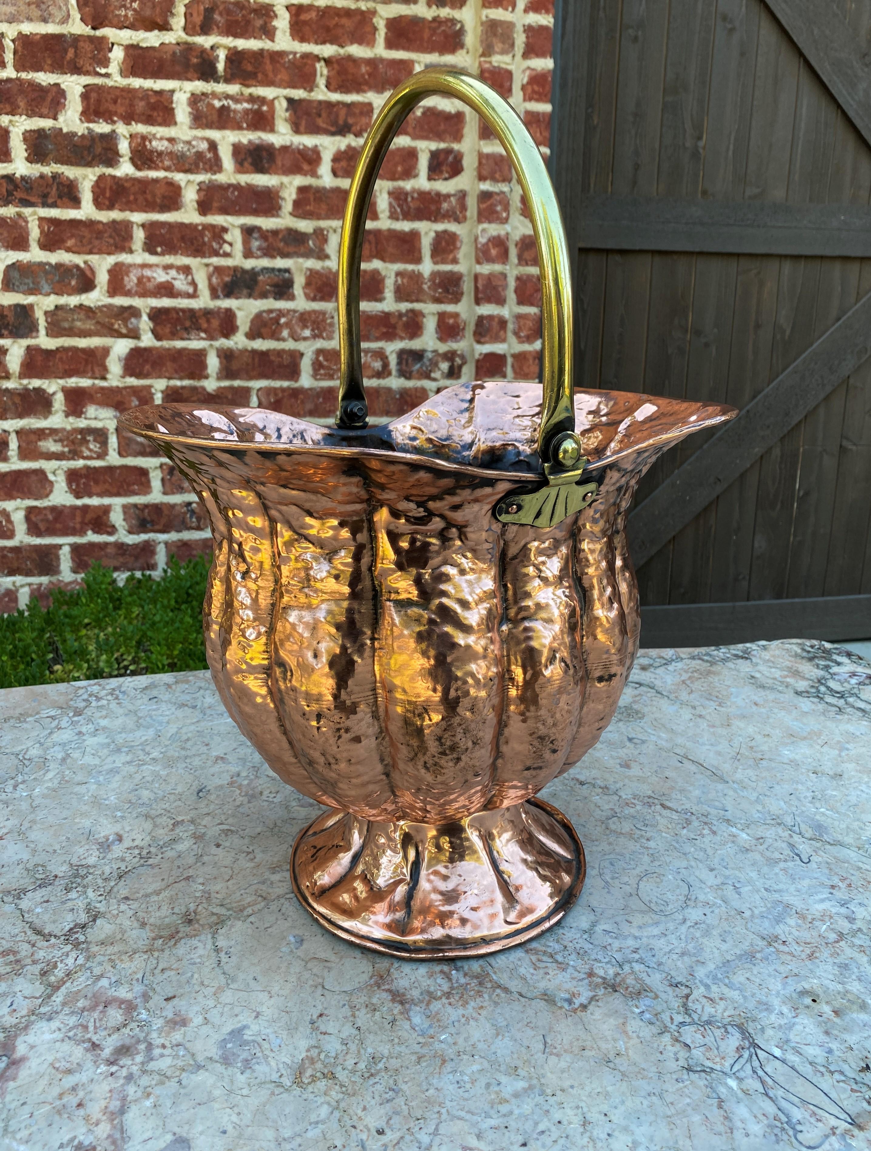 Charming antique English hammered copper basket or planter with brass handle~~c. 1900 
Popular decorative accent for a fireplace, hearth or kitchen in today's French Country, English cottage or farmhouse home

20