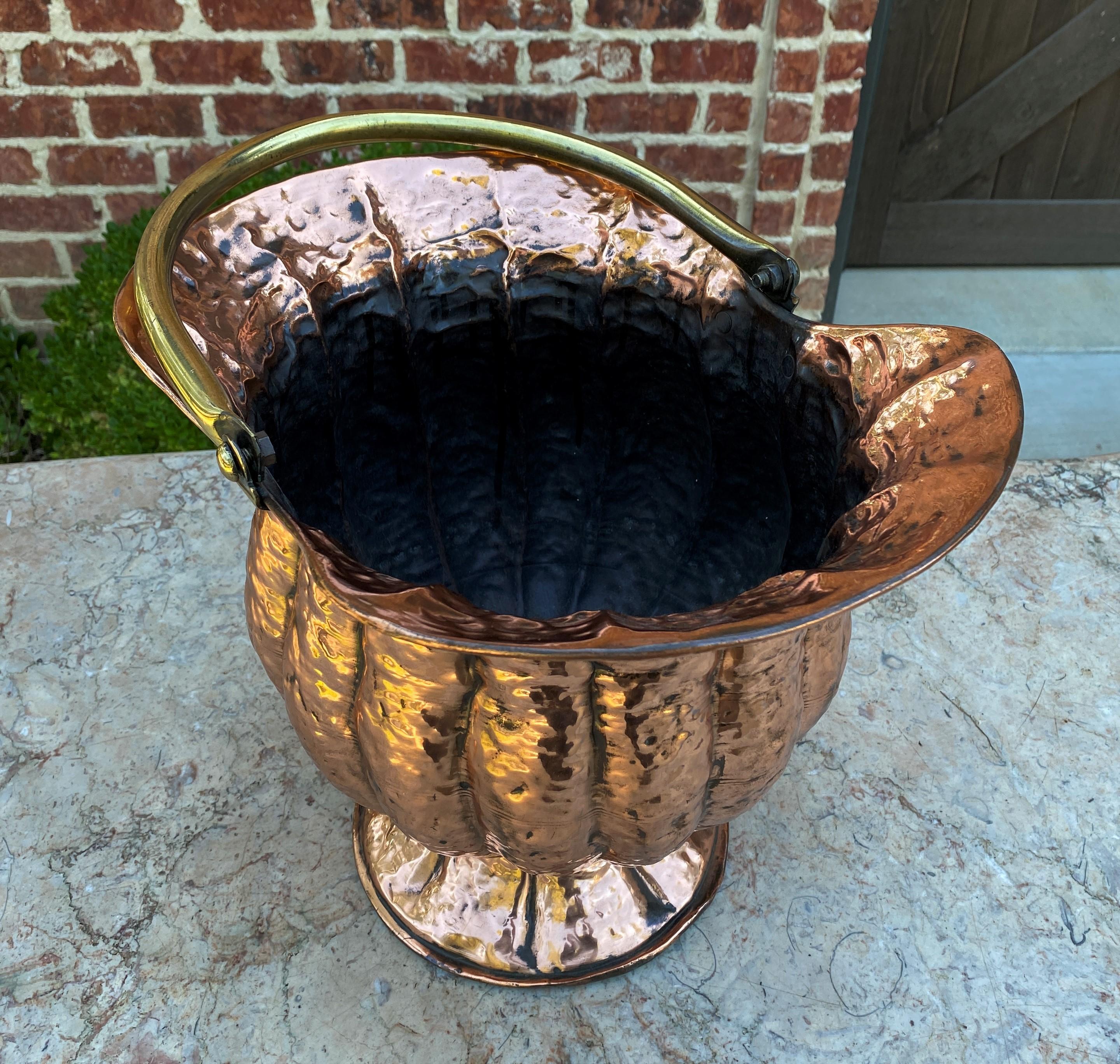 Antique English Planter Basket Hammered Copper w Brass Handle Coal Hod Hearth In Good Condition In Tyler, TX