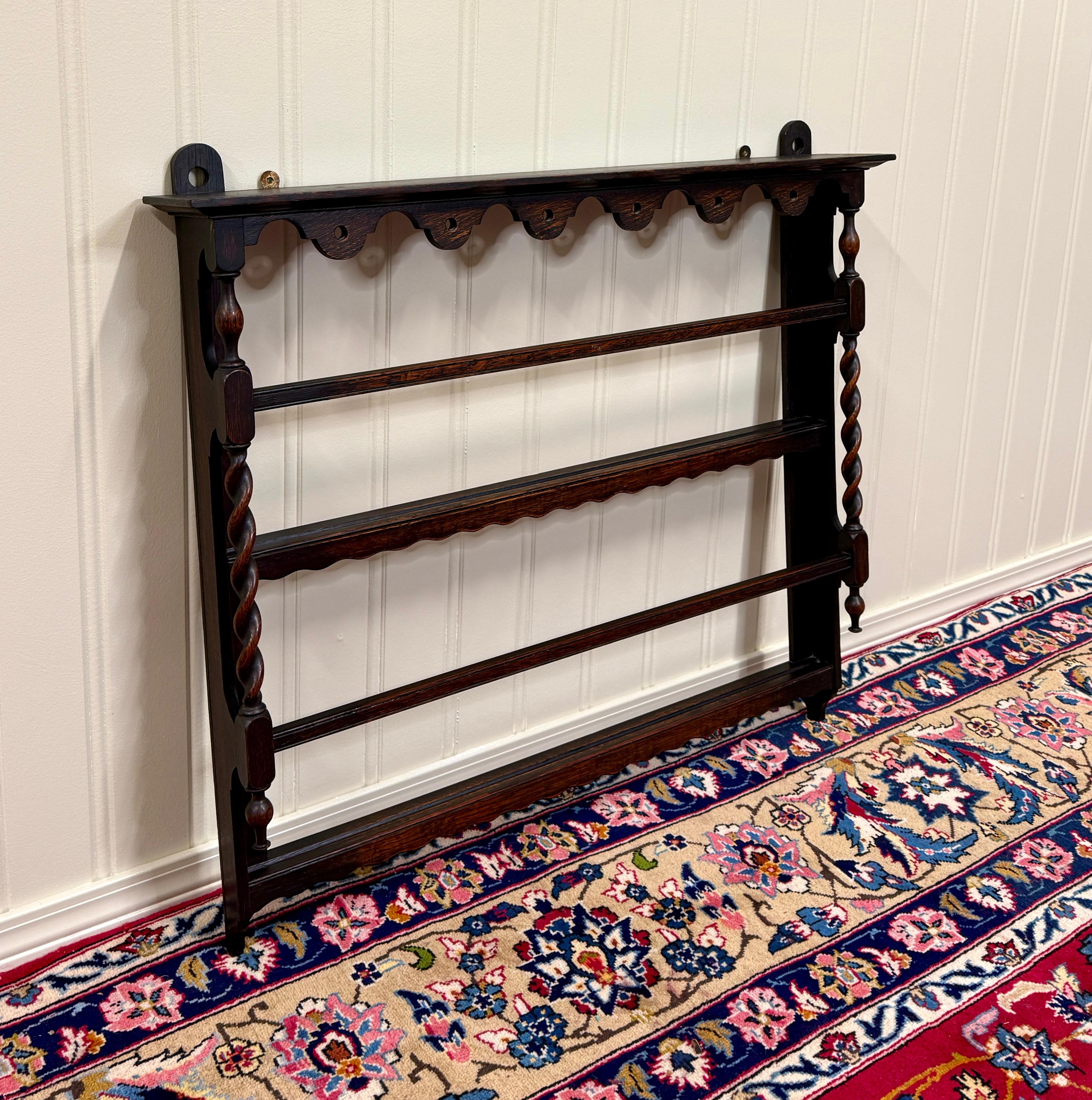 Antique English Plate Rack Wall Shelf Barley Twist Post Carved Oak c. 1920s In Good Condition In Tyler, TX