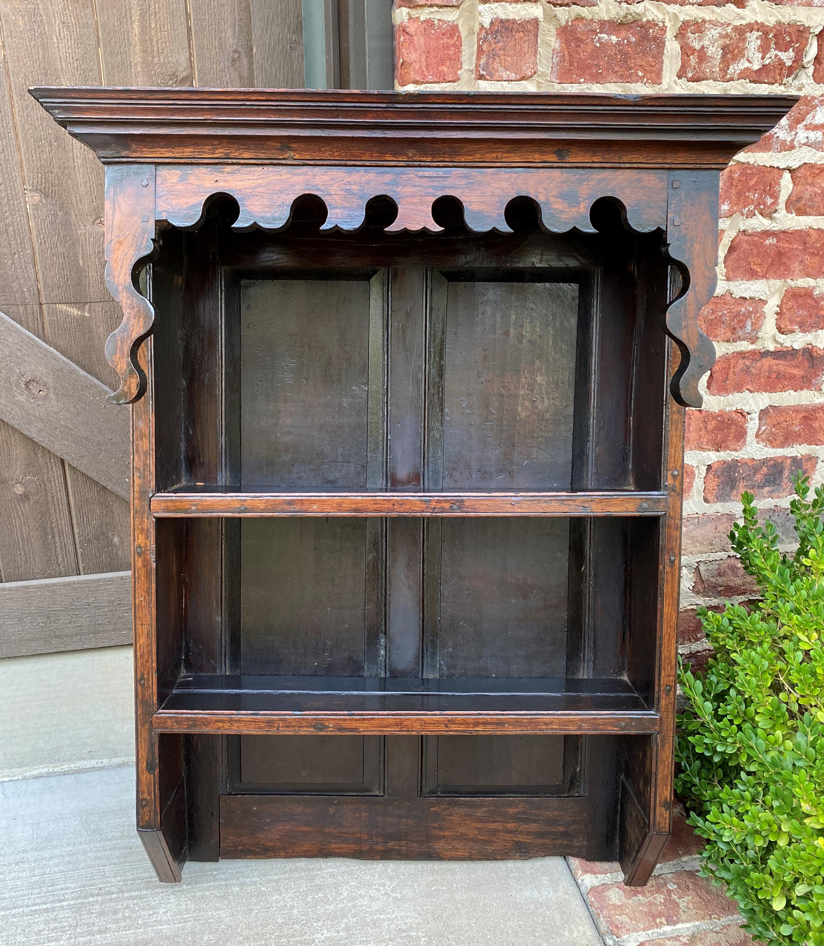 Charming antique English oak plate rack, wall shelf or hanging bookcase with plate grooves~~carved scalloped crown~~old square pegged construction

Perfect for displaying your favorite Imari, Majolica, Staffordshire or other antique pottery and