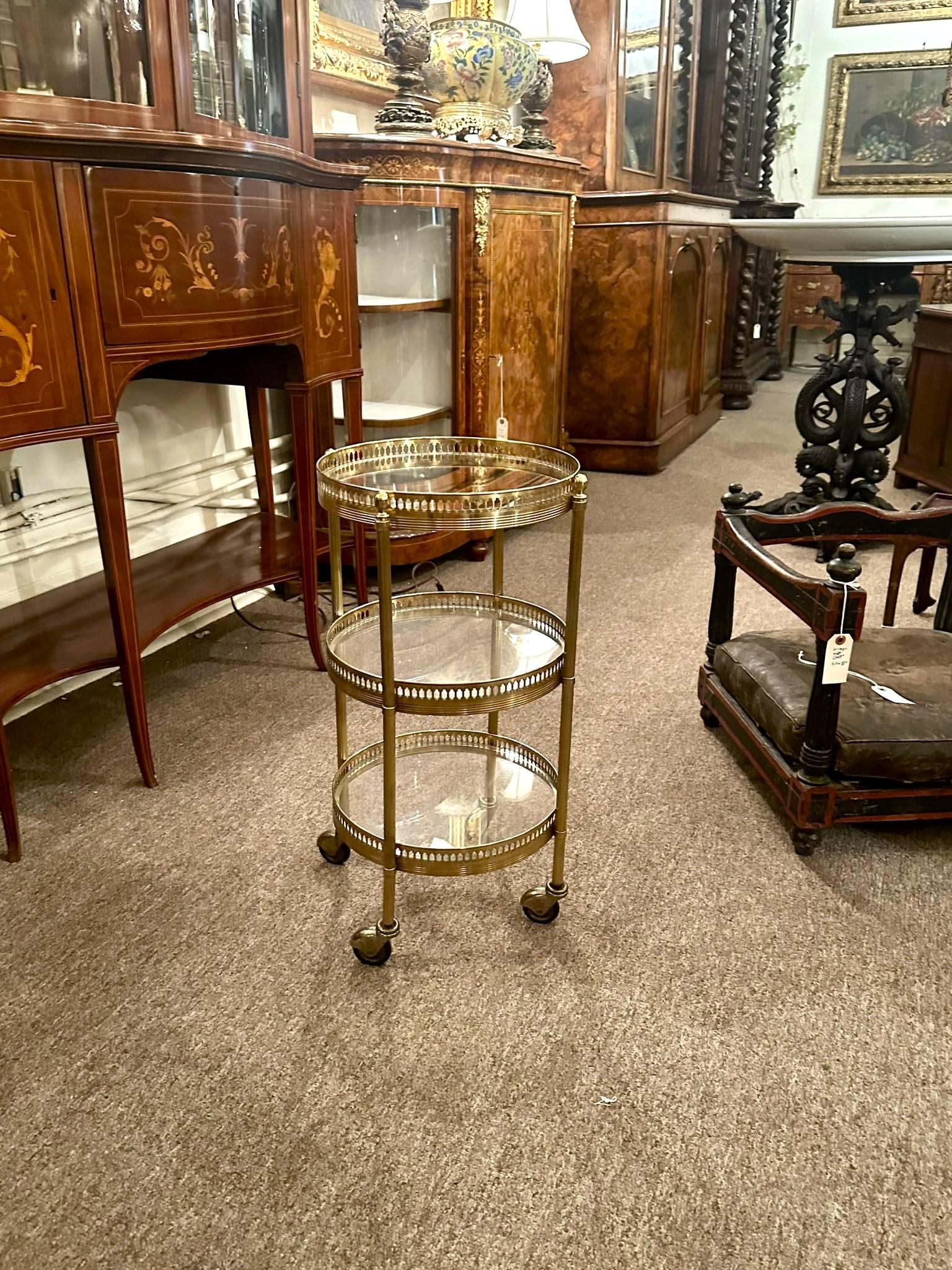 Antico carrello da bar inglese a 3 livelli in ottone lucido e vetro, CIRCA 1920. in vendita 2