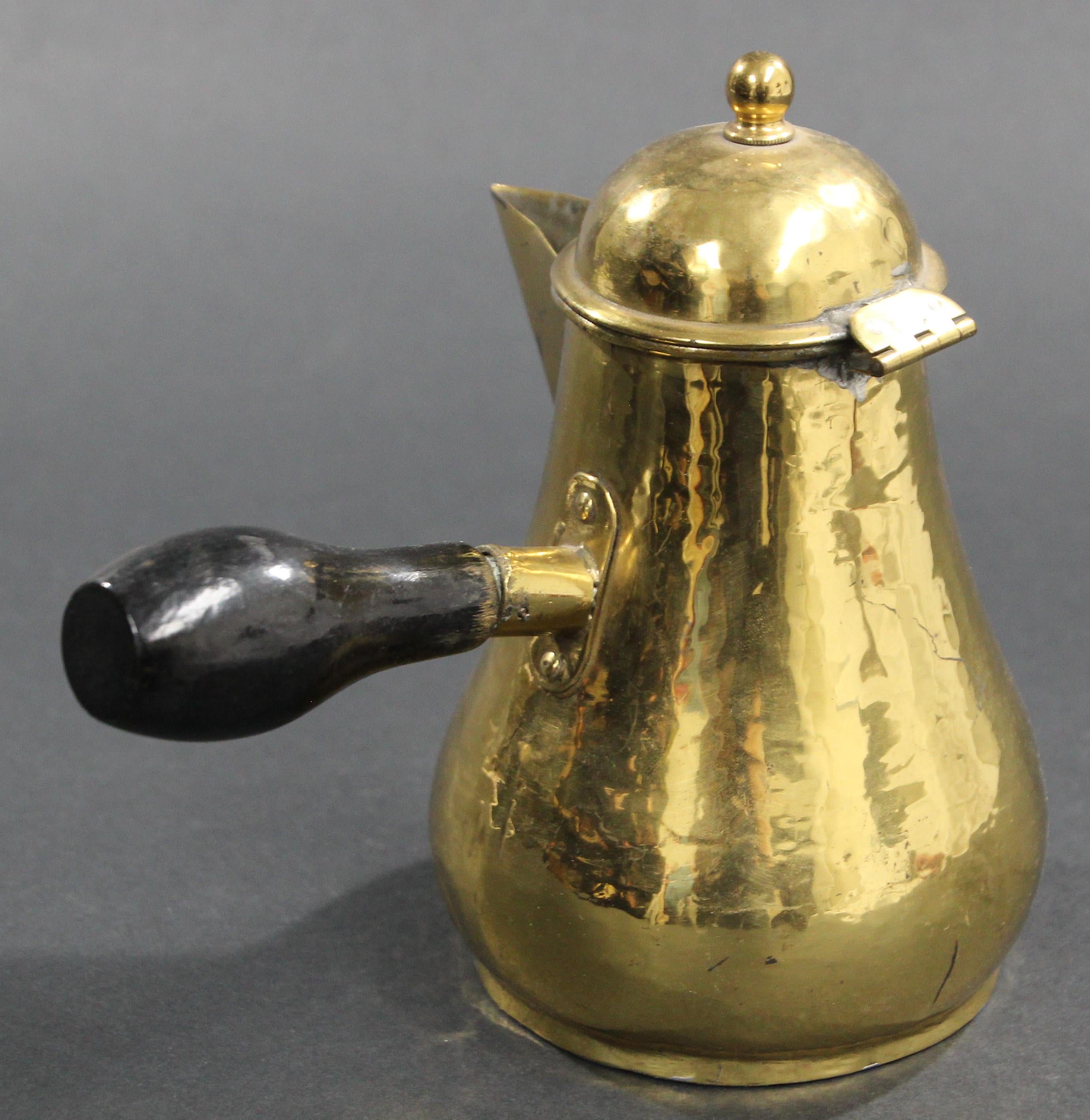 Antique English Polished Brass Chocolate or Coffee Pot In Good Condition In North Hollywood, CA
