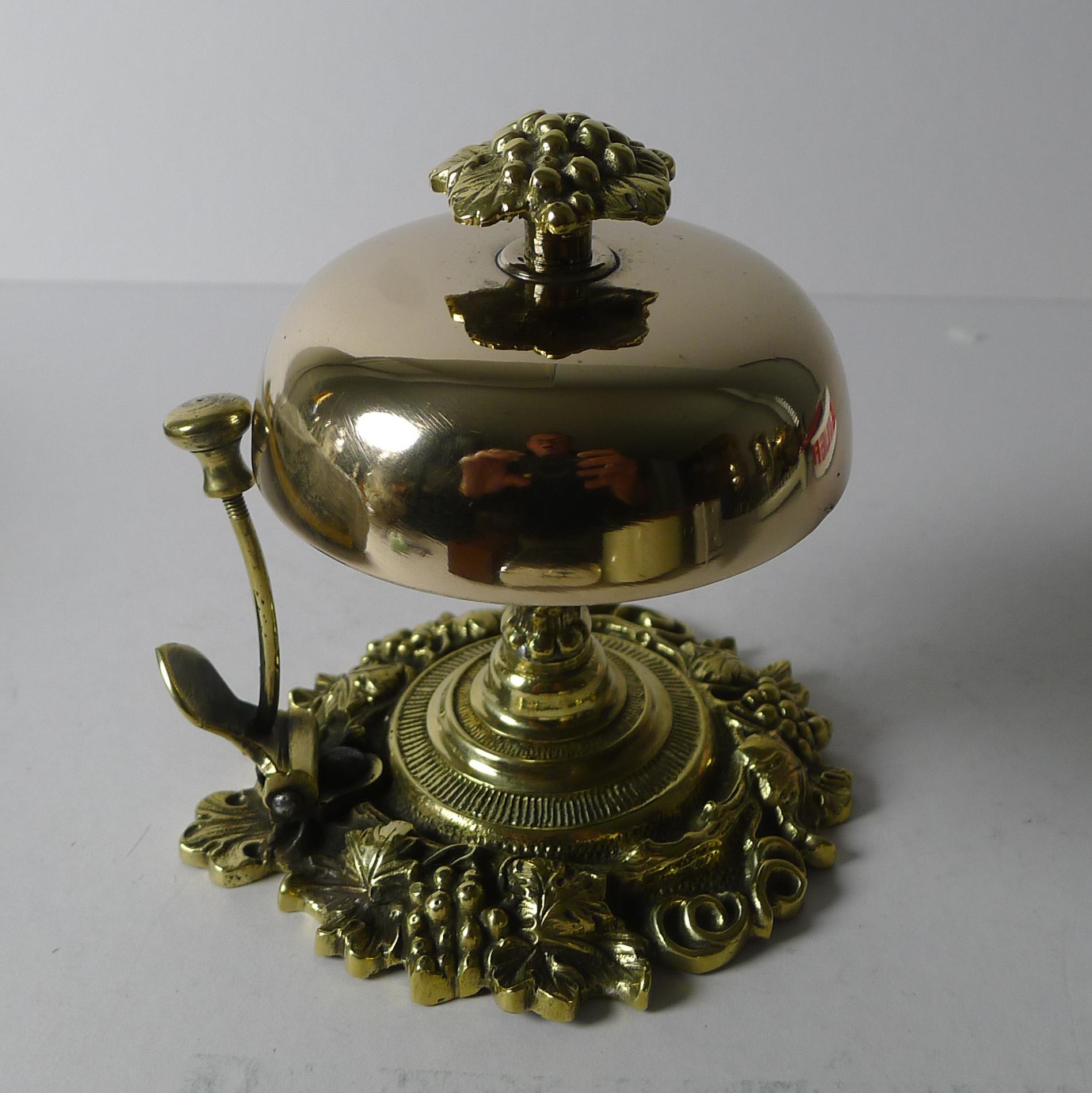 Laiton Ancienne cloche de comptoir en laiton poli vers 1890 en vente