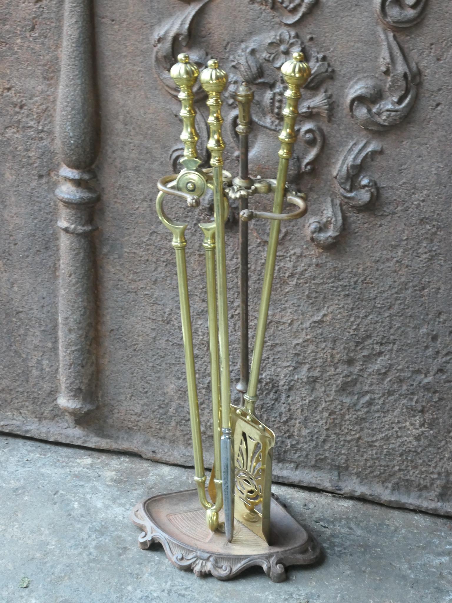 Set di attrezzi per caminetto in stile vittoriano inglese del 19/20° secolo. Il set di attrezzi è composto da perizoma, pala, attizzatoio e supporto. Realizzato in ottone, ottone lucido e acciaio lucido. È in buone condizioni e perfettamente