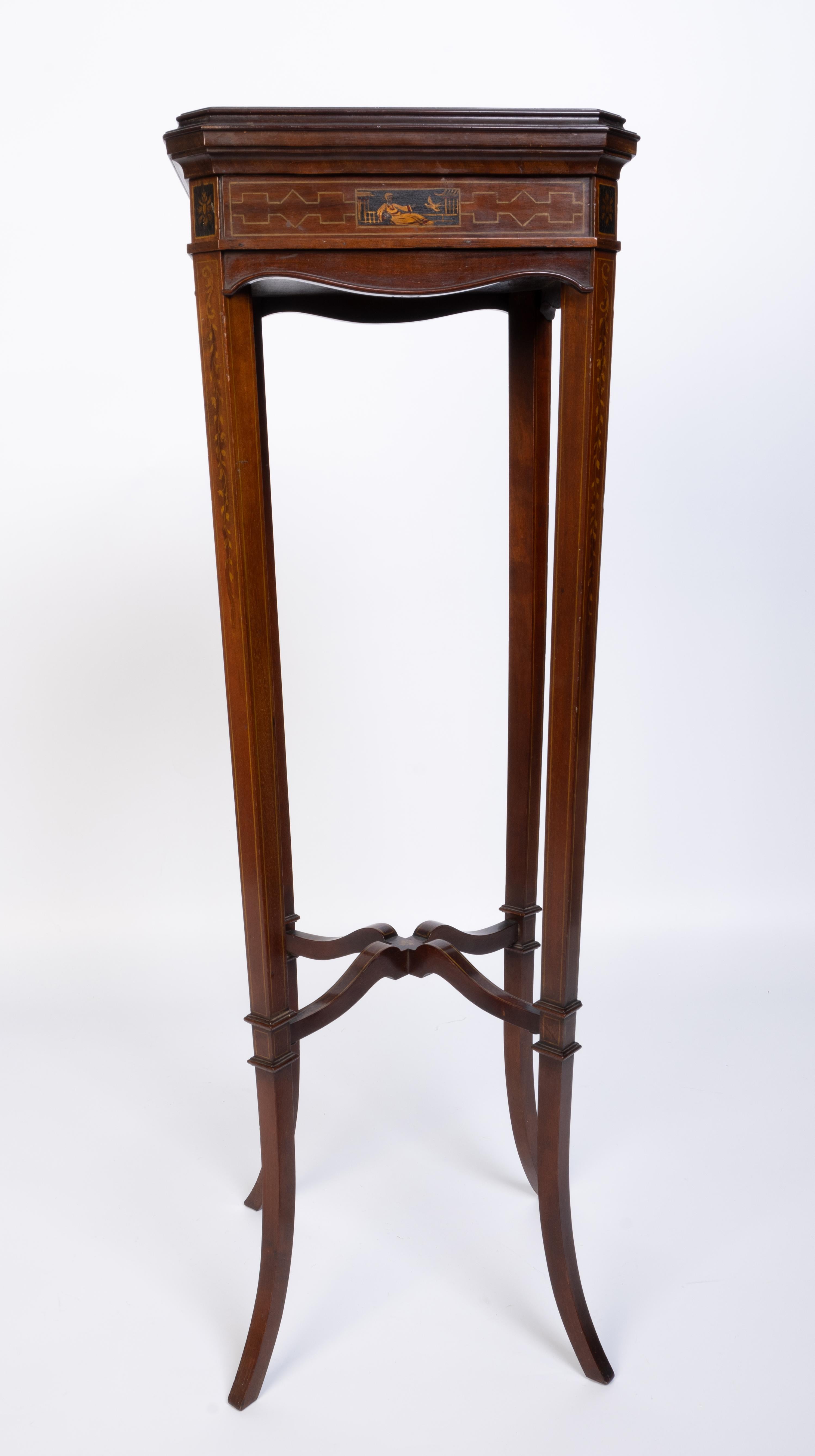 Ancien stand de jardinière en acajou incrusté de polychromie A.I.C. C.1900 en vente 4