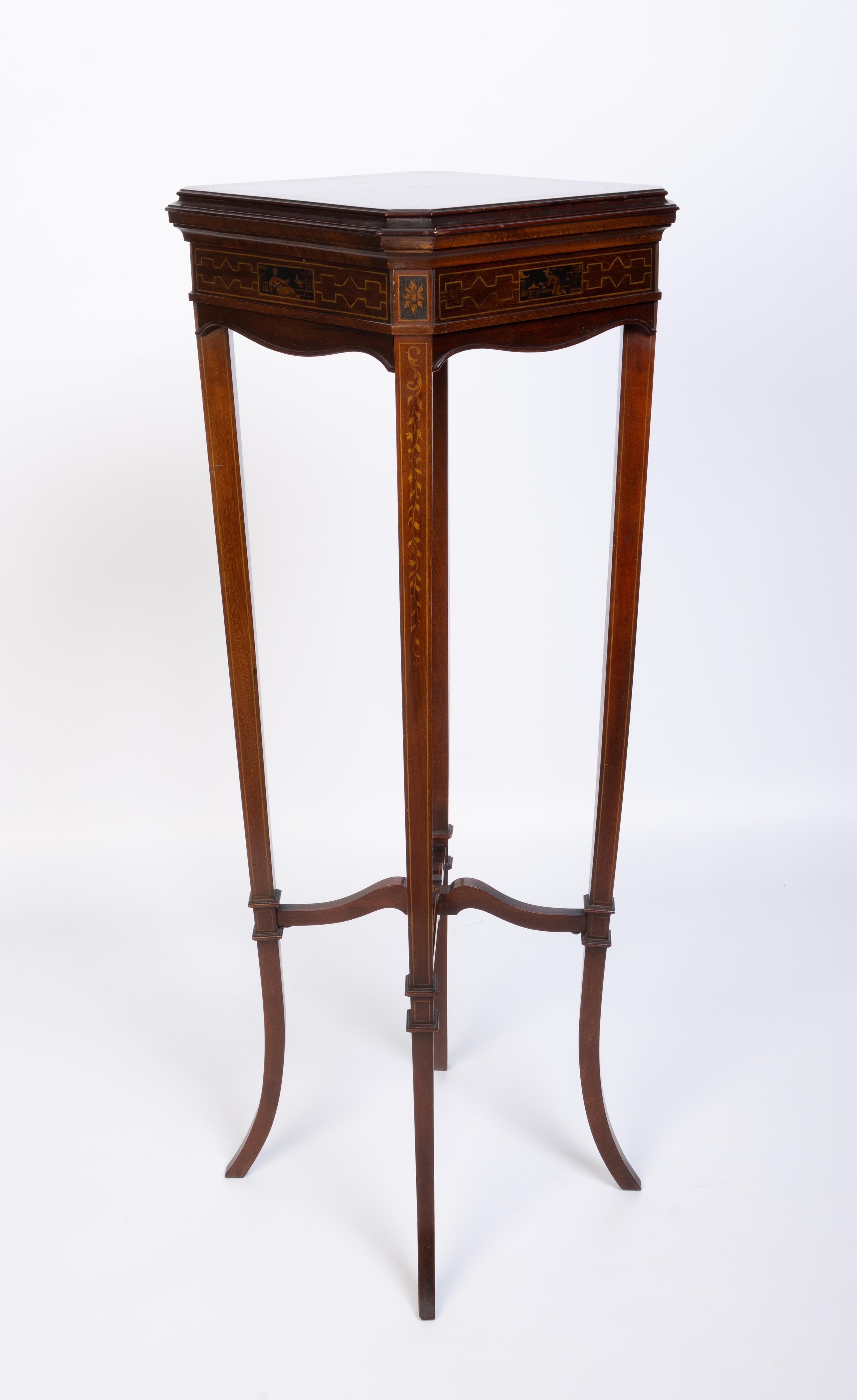 Ancien stand de jardinière en acajou incrusté de polychromie A.I.C. C.1900
Un beau design anglo-chinois de style Regency Revival.
En très bon état, compte tenu de l'âge.